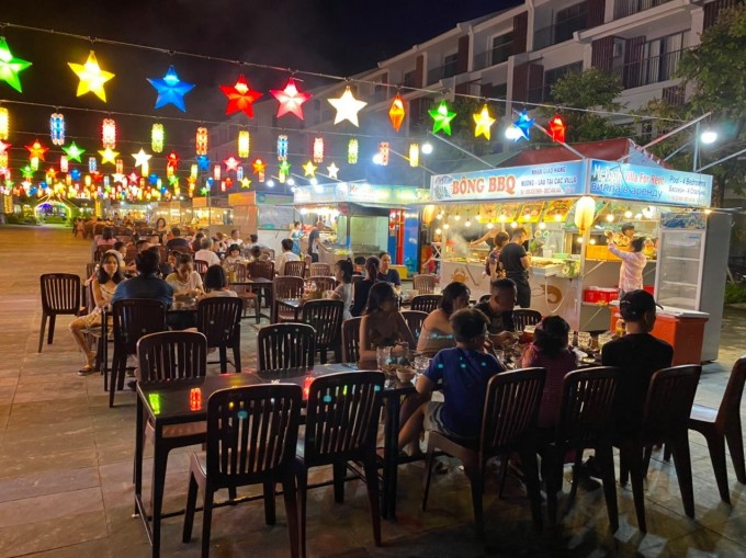 Một góc chợ đêm Bãi Trường. Ảnh: Vân Hương