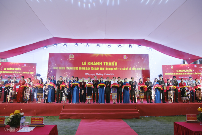 Các đại biểu cắt băng khánh thành dự án, sáng 9/2. Ảnh: Quỳnh Anh