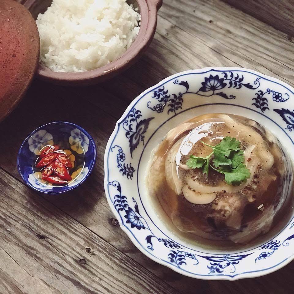 Đặc sản nỗi nhớ gói tròn trong bát thịt đông trong veo: Món ăn 