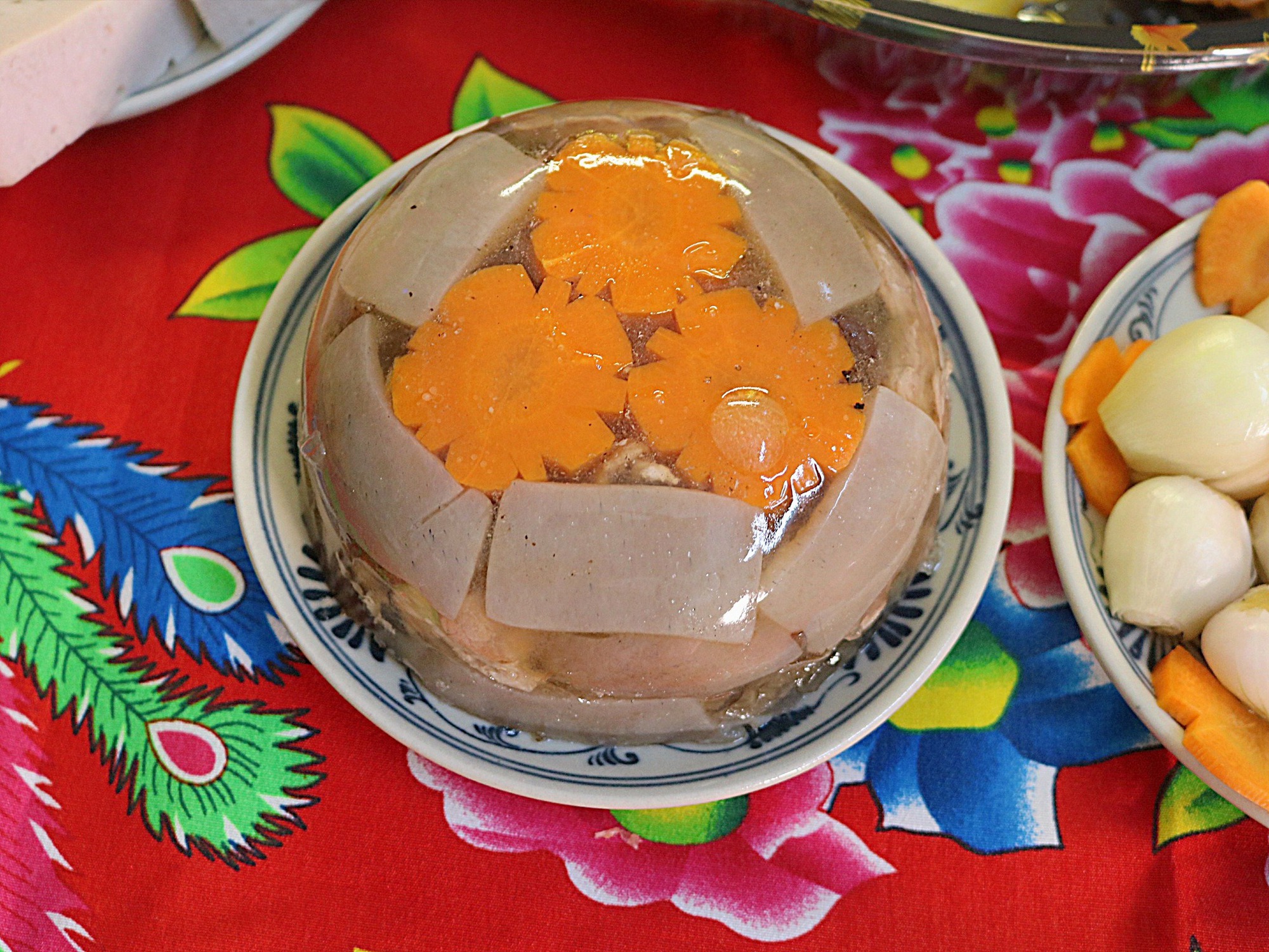 Đặc sản nỗi nhớ gói tròn trong bát thịt đông trong veo: Món ăn 