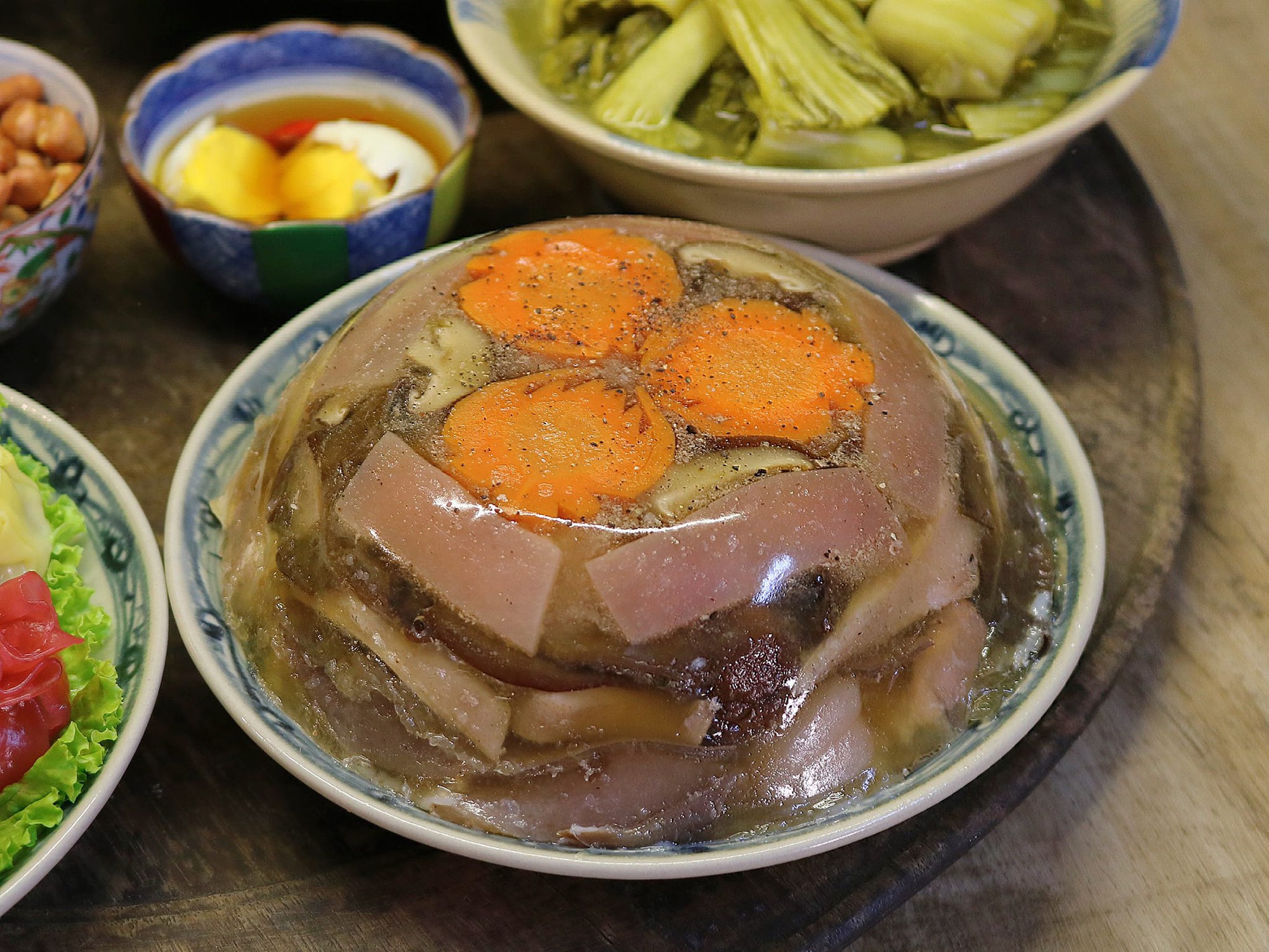 Đặc sản nỗi nhớ gói tròn trong bát thịt đông trong veo: Món ăn 