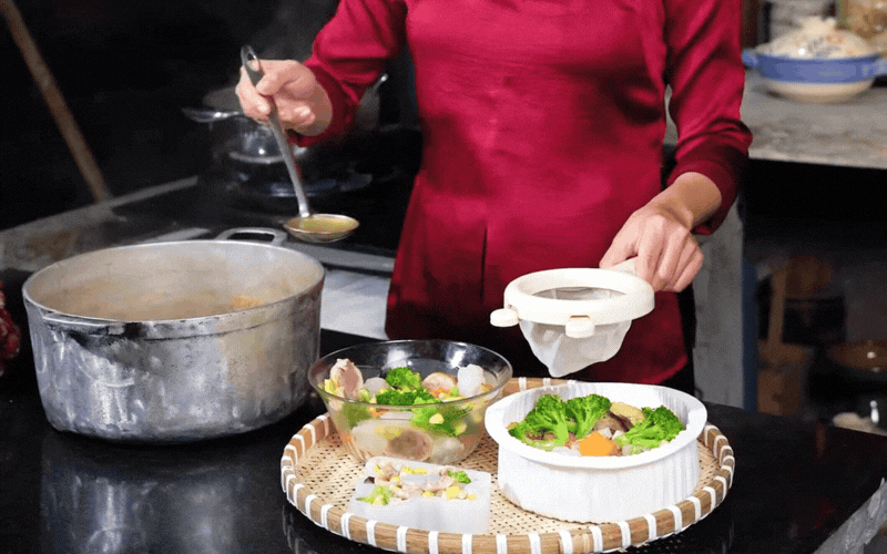 Đặc sản nỗi nhớ gói tròn trong bát thịt đông trong veo: Món ăn 