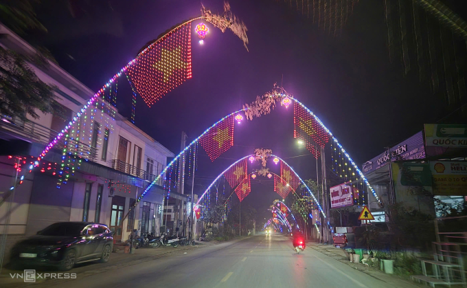 Cây nêu kết chùm đèn nháy hình cờ đỏ sao vàng dựng ven quốc lộ 217 ở tổ dân phố Đại Quang, xã Cẩm Thuỷ. Ảnh: Lê Hoàng