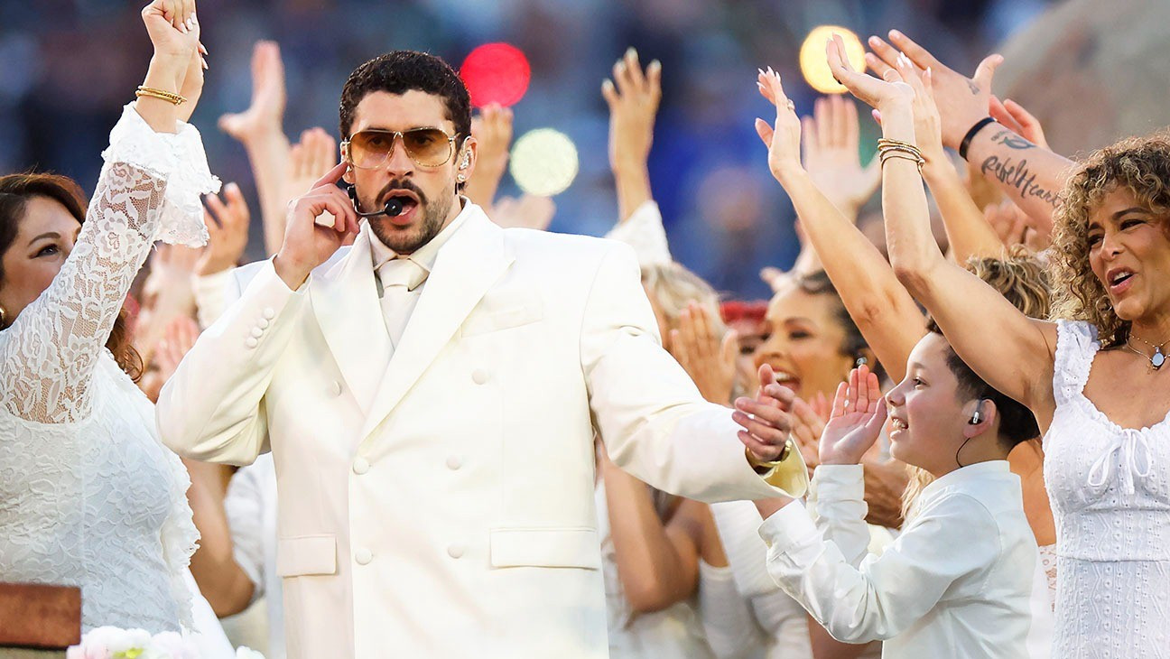 Chân dung ca sĩ khiến ông Trump chê 