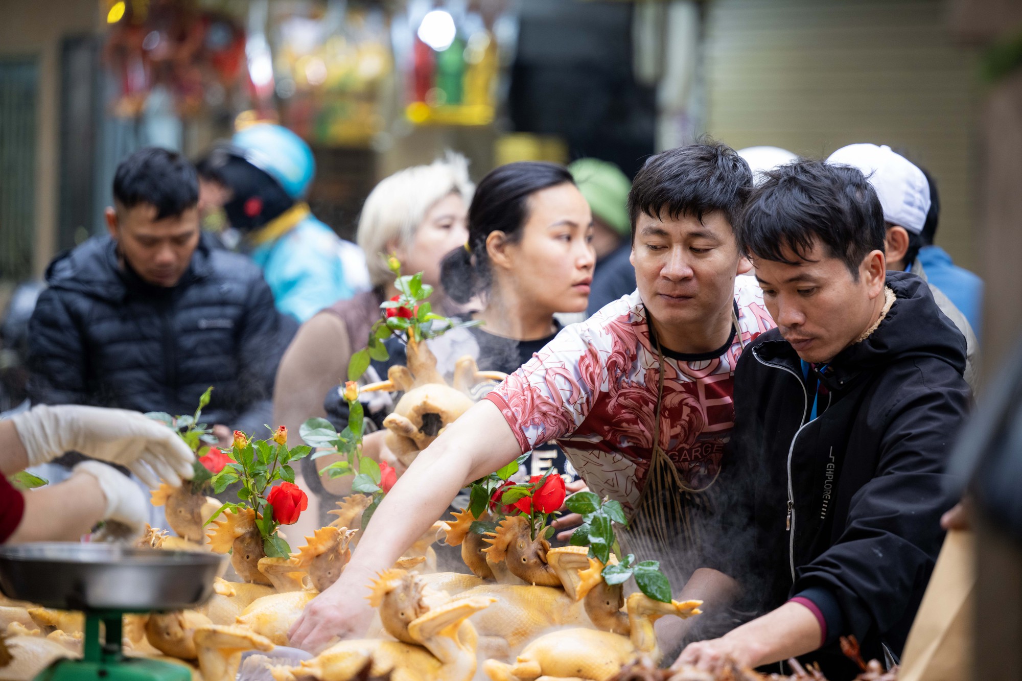 Chợ Hàng Bè đông nghịt ngày 23 tháng Chạp, khách mạnh tay chi hàng triệu đồng sắm lễ- Ảnh 2.