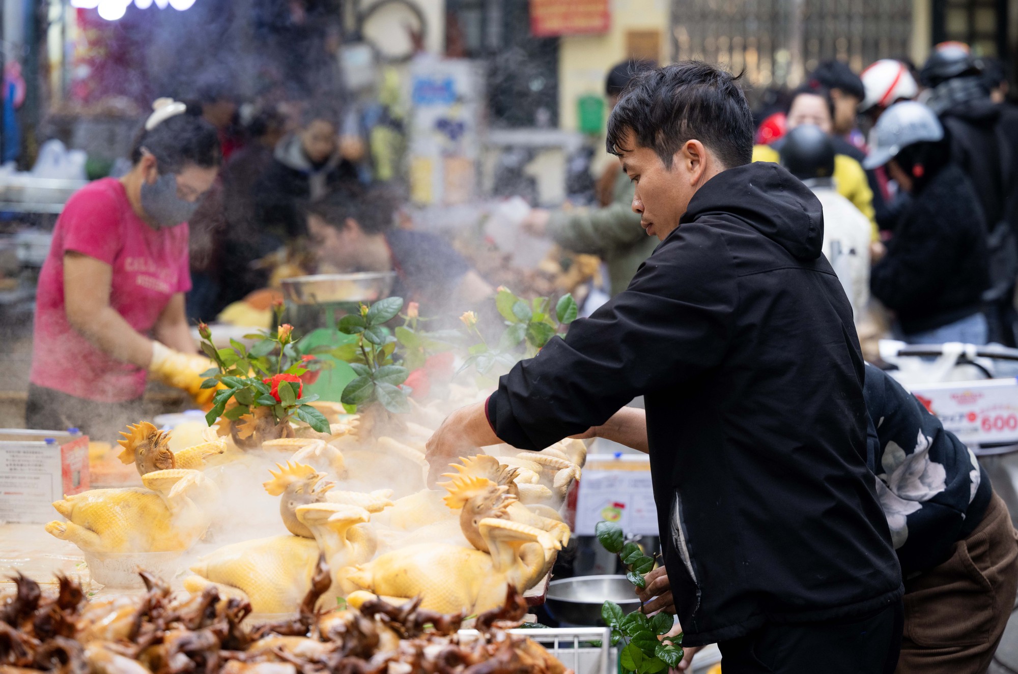 Chợ Hàng Bè đông nghịt ngày 23 tháng Chạp, khách mạnh tay chi hàng triệu đồng sắm lễ- Ảnh 3.