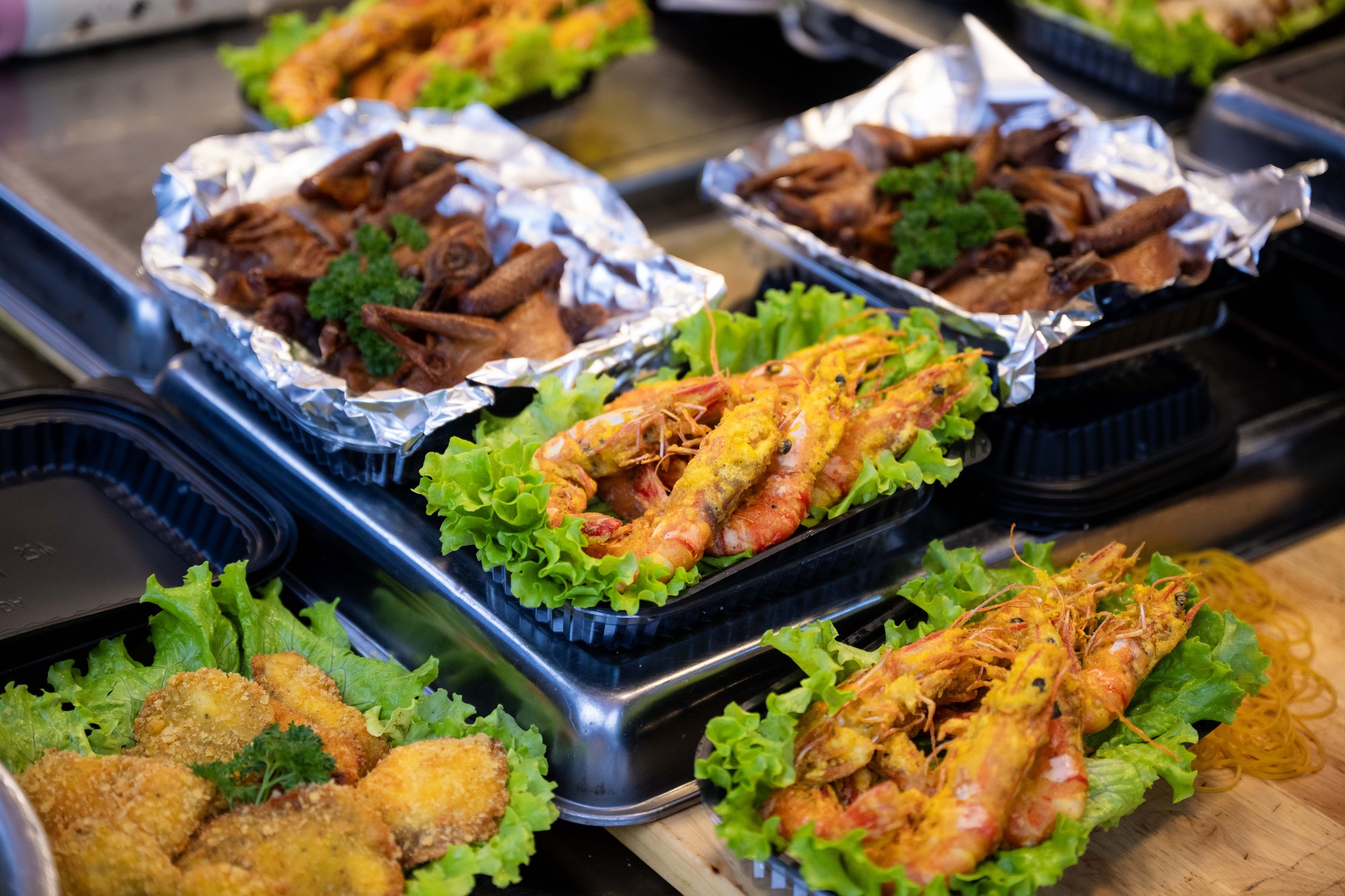 Chợ Hàng Bè đông nghịt ngày 23 tháng Chạp, khách mạnh tay chi hàng triệu đồng sắm lễ- Ảnh 5.