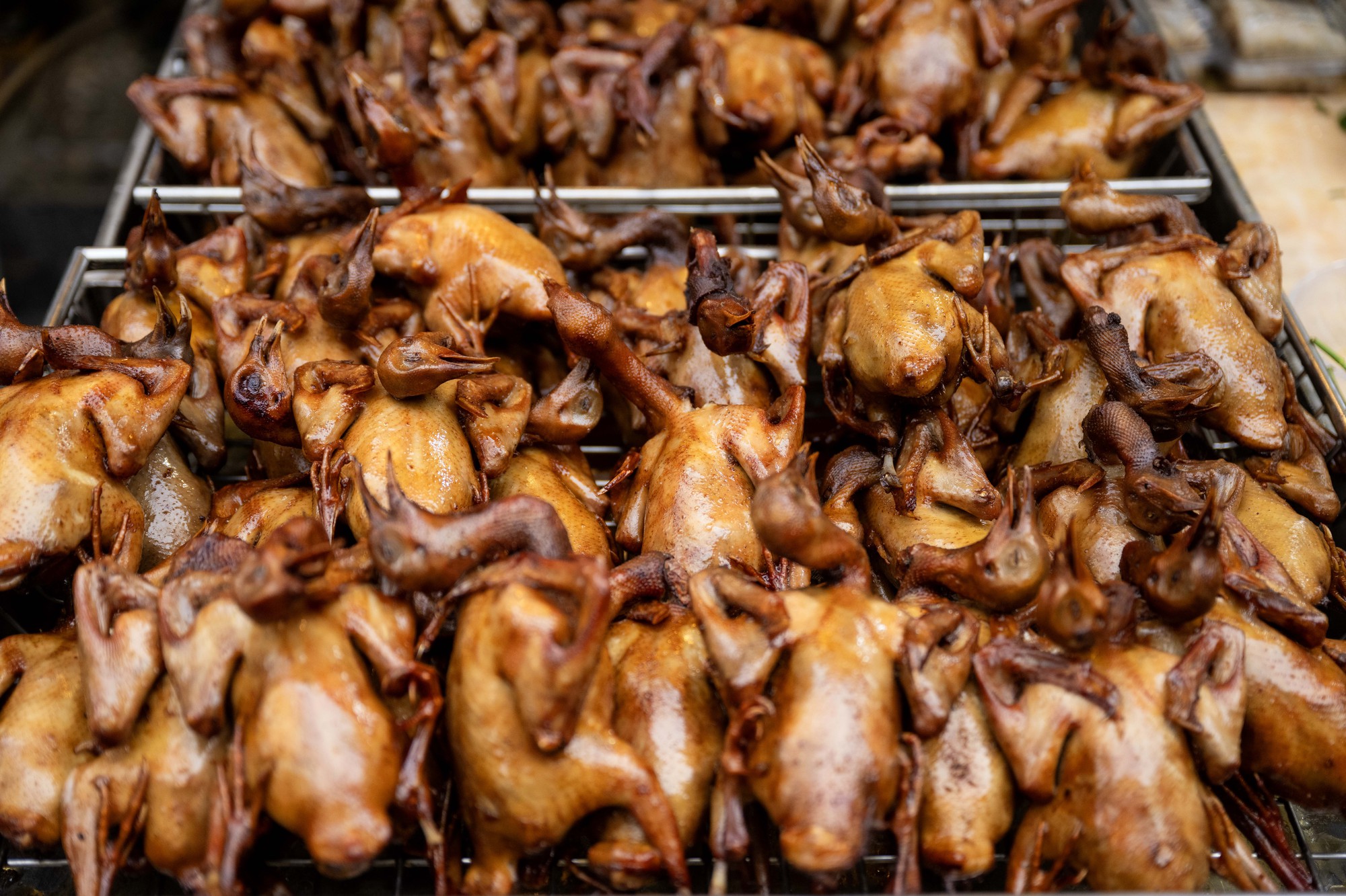 Chợ Hàng Bè đông nghịt ngày 23 tháng Chạp, khách mạnh tay chi hàng triệu đồng sắm lễ- Ảnh 6.