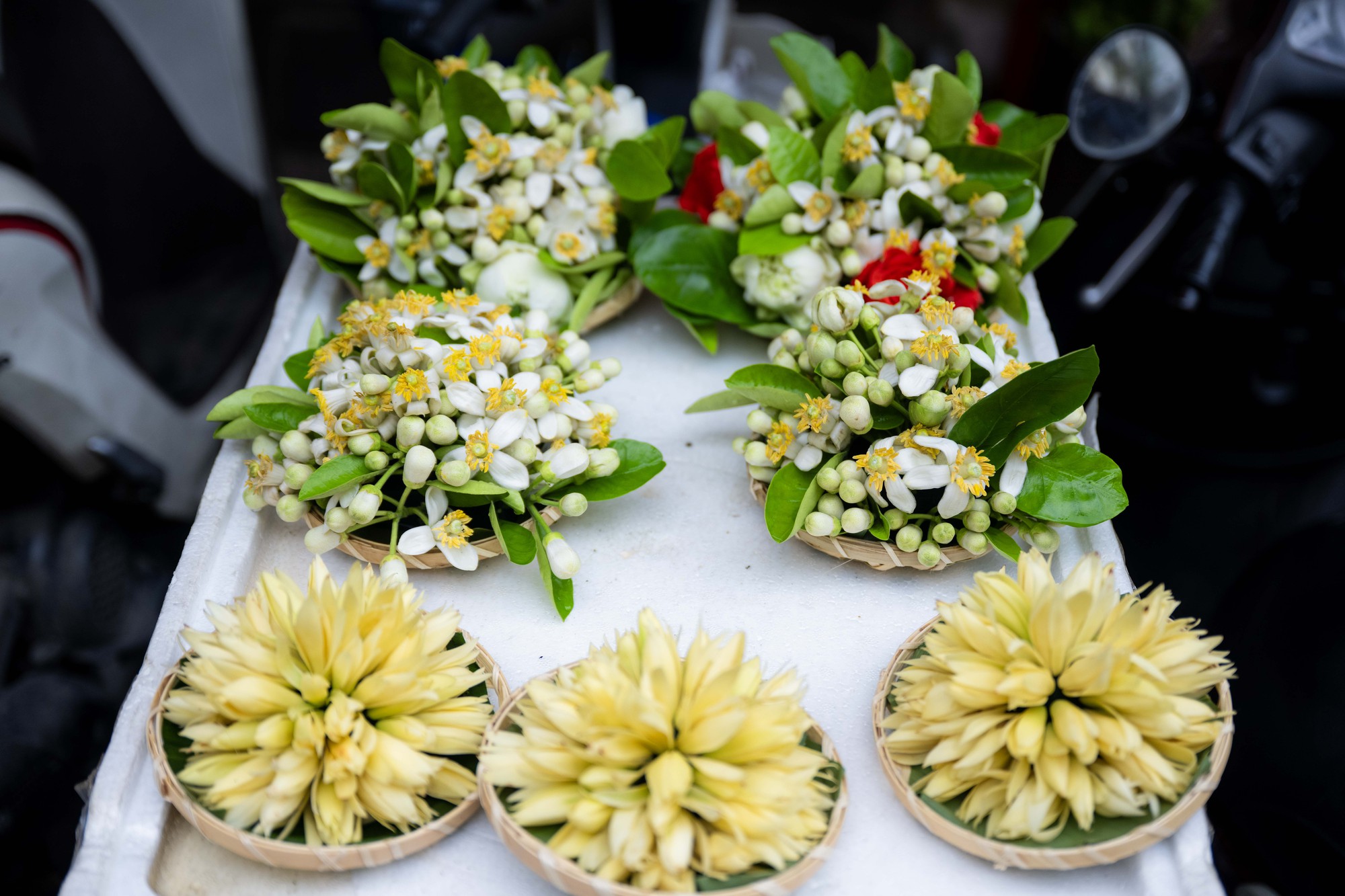 Chợ Hàng Bè đông nghịt ngày 23 tháng Chạp, khách mạnh tay chi hàng triệu đồng sắm lễ- Ảnh 7.