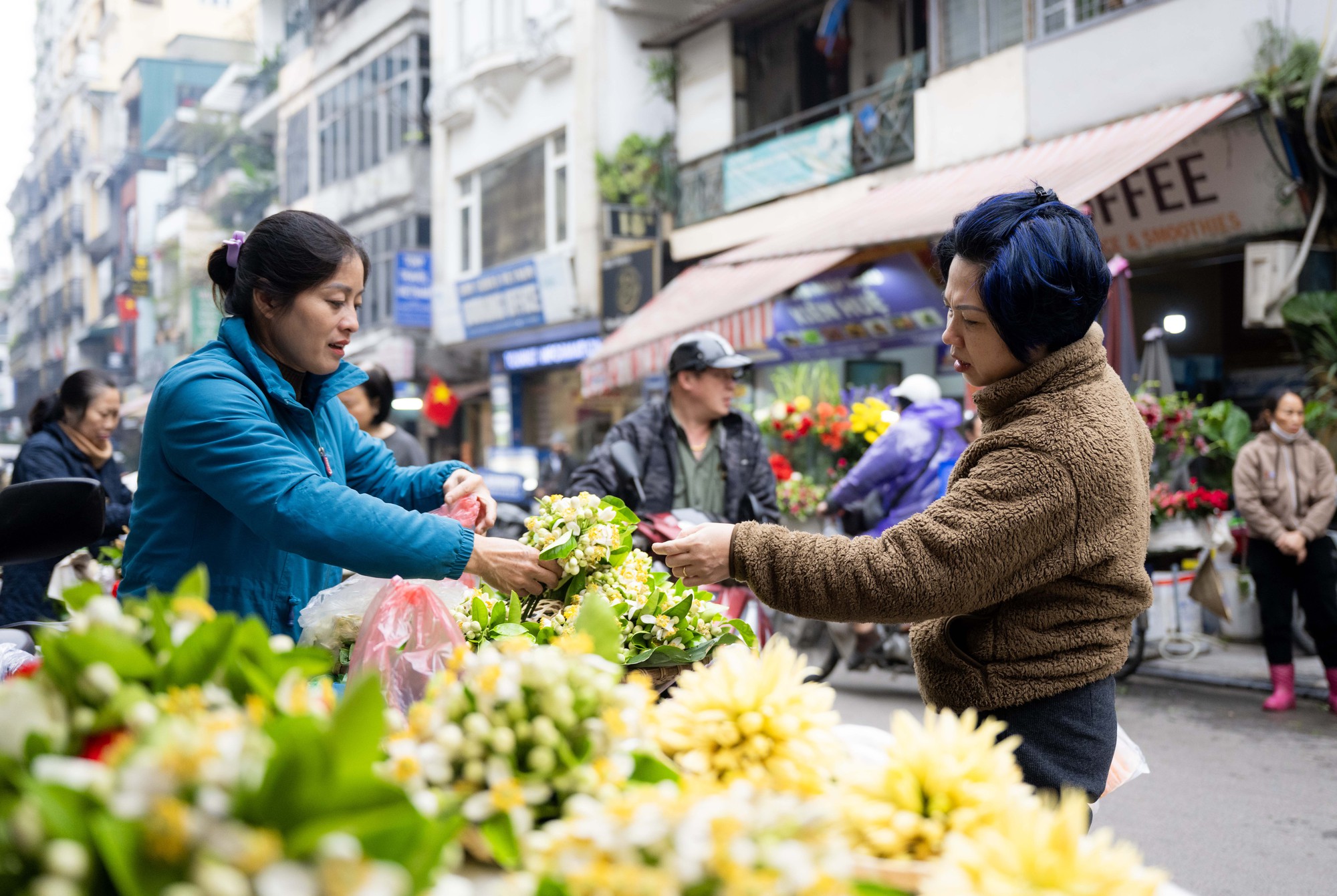 Chợ Hàng Bè đông nghịt ngày 23 tháng Chạp, khách mạnh tay chi hàng triệu đồng sắm lễ- Ảnh 8.