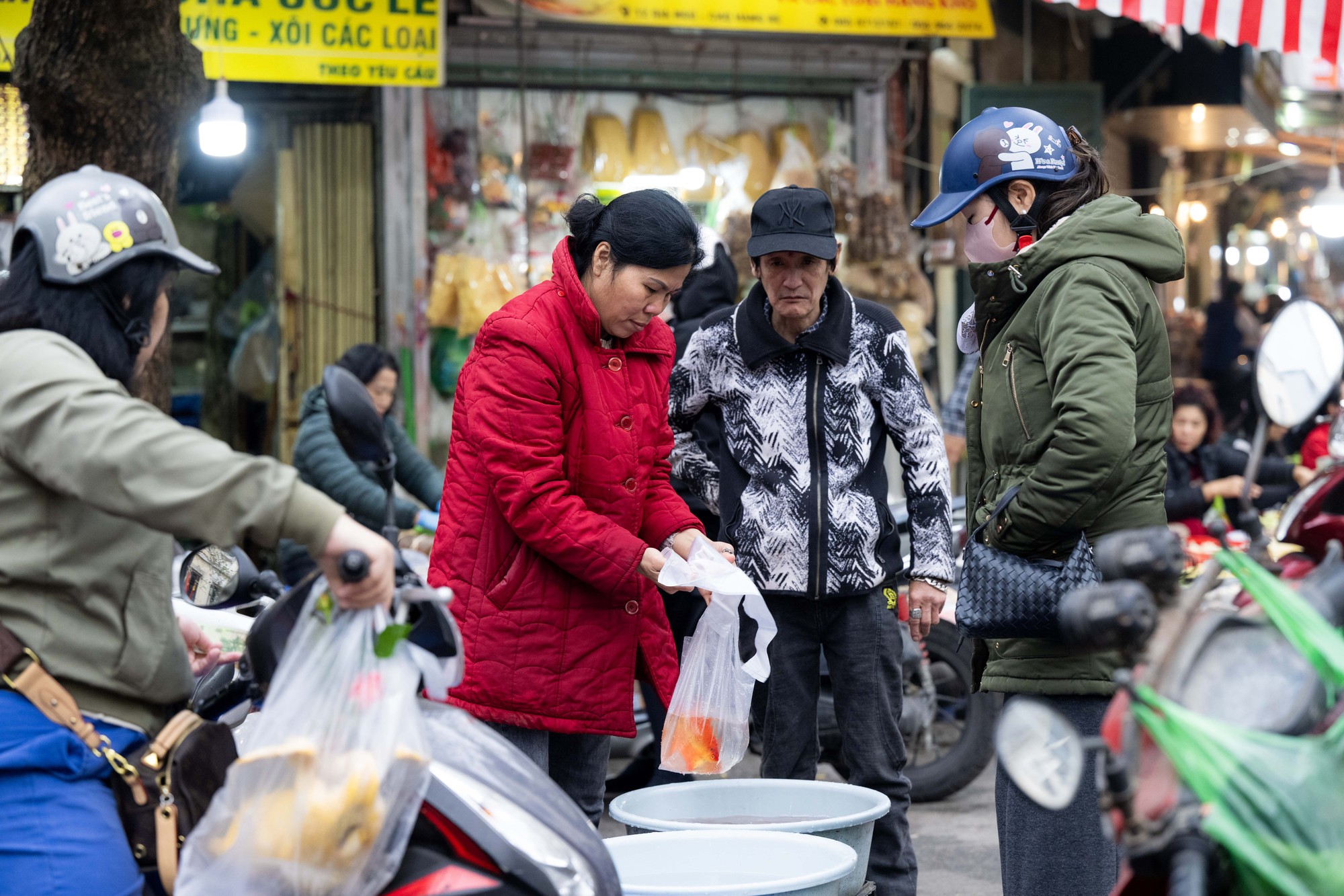 Chợ Hàng Bè đông nghịt ngày 23 tháng Chạp, khách mạnh tay chi hàng triệu đồng sắm lễ- Ảnh 12.