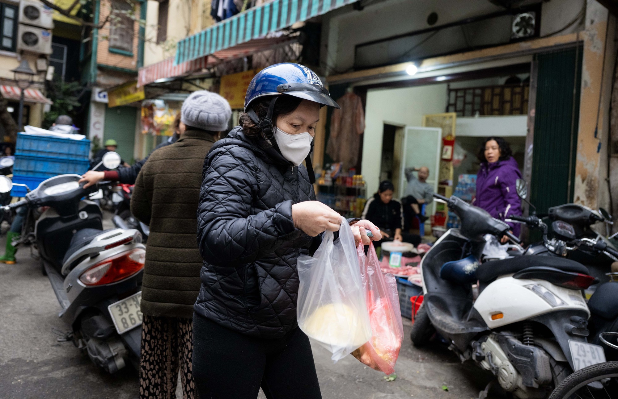 Chợ Hàng Bè đông nghịt ngày 23 tháng Chạp, khách mạnh tay chi hàng triệu đồng sắm lễ- Ảnh 13.
