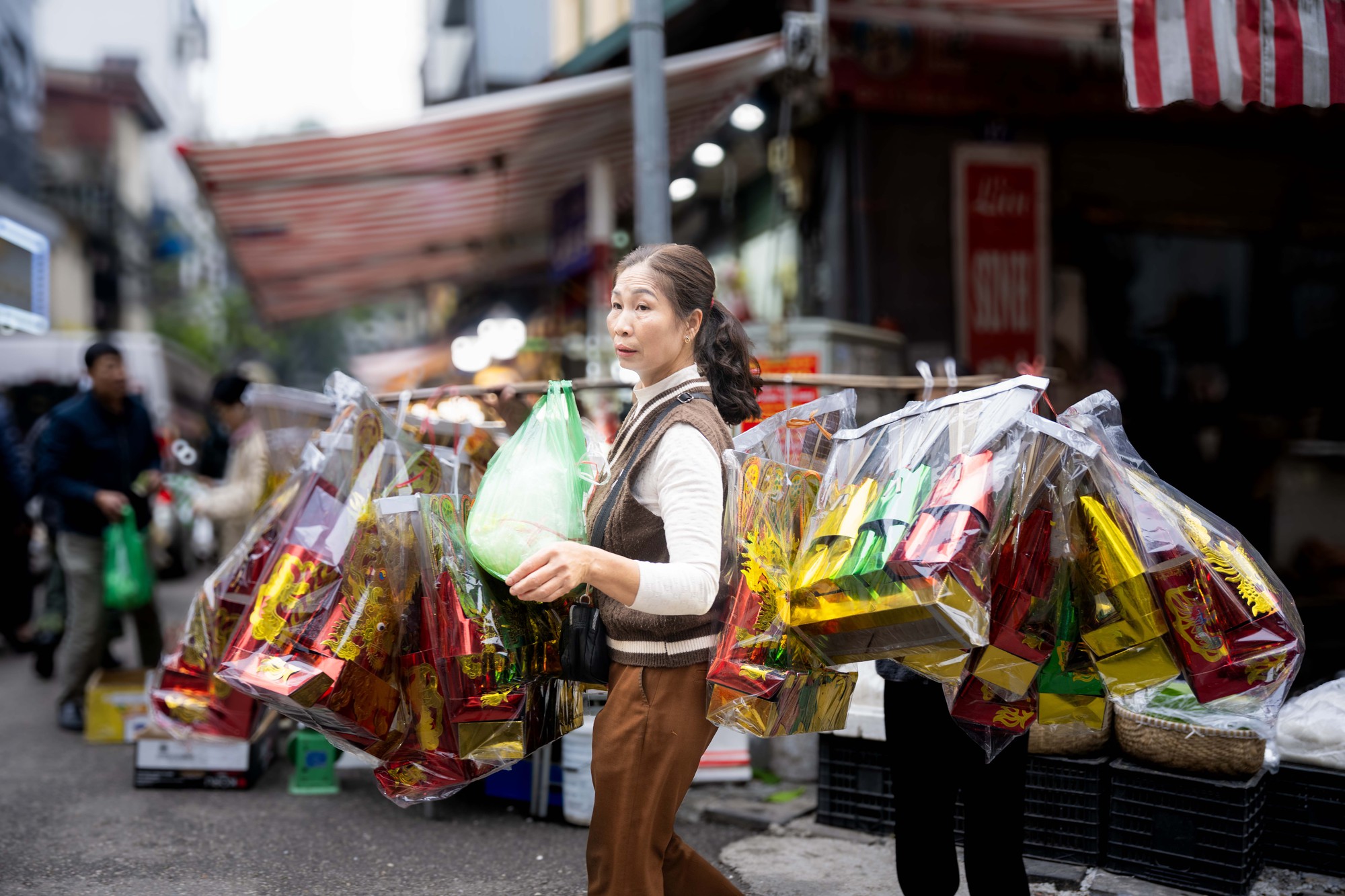 Chợ Hàng Bè đông nghịt ngày 23 tháng Chạp, khách mạnh tay chi hàng triệu đồng sắm lễ- Ảnh 16.