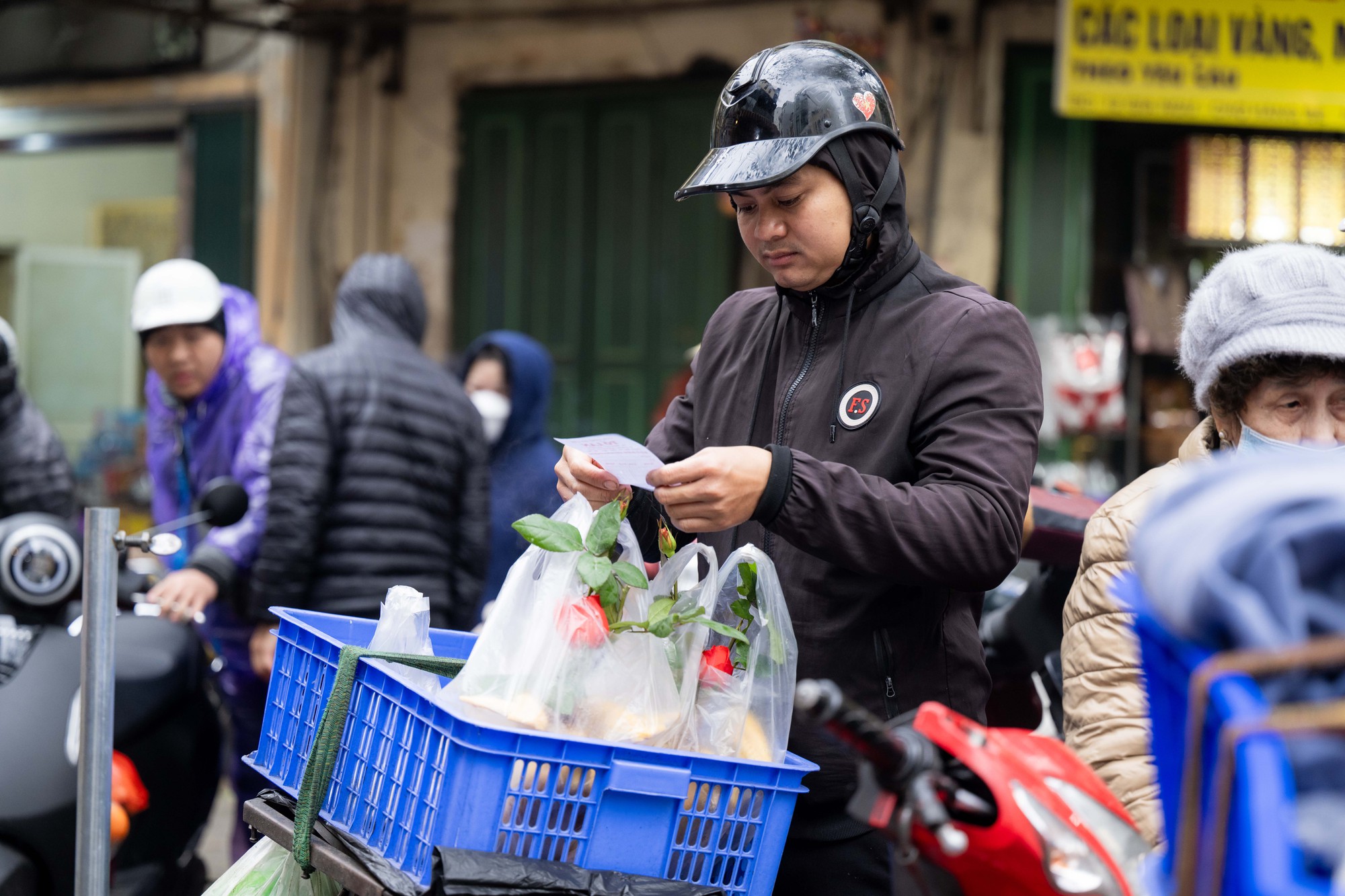 Chợ Hàng Bè đông nghịt ngày 23 tháng Chạp, khách mạnh tay chi hàng triệu đồng sắm lễ- Ảnh 18.