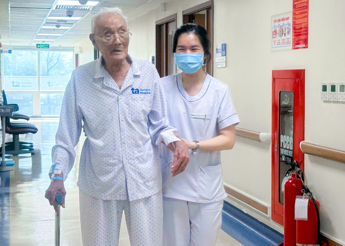 Cụ Bé được điều dưỡng tập đi lại sau phẫu thuật đặt tấm lưới nhân tạo ngăn thoát vị tái phát. Ảnh: Bệnh viện Đa khoa Tâm Anh