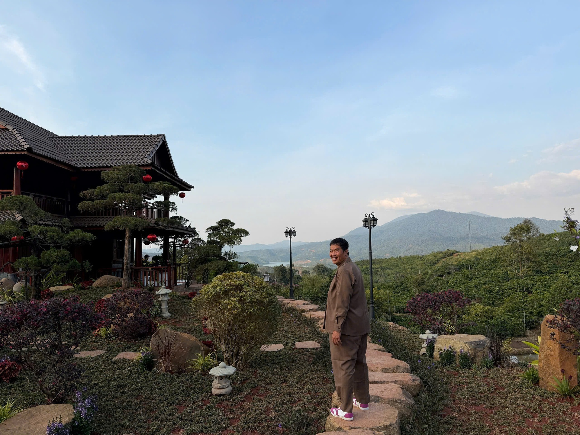 Biệt phủ 10.000m2 của nghệ sĩ Hoàng Mập, vợ con phản đối vì xây rồi ai ở? - 2