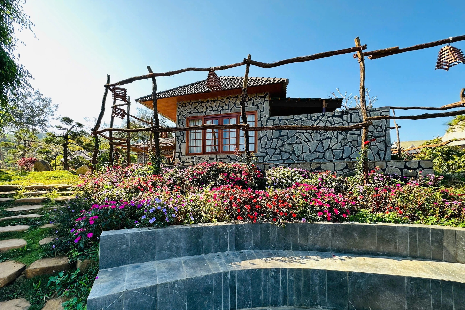 Biệt phủ 10.000m2 của nghệ sĩ Hoàng Mập, vợ con phản đối vì xây rồi ai ở? - 4