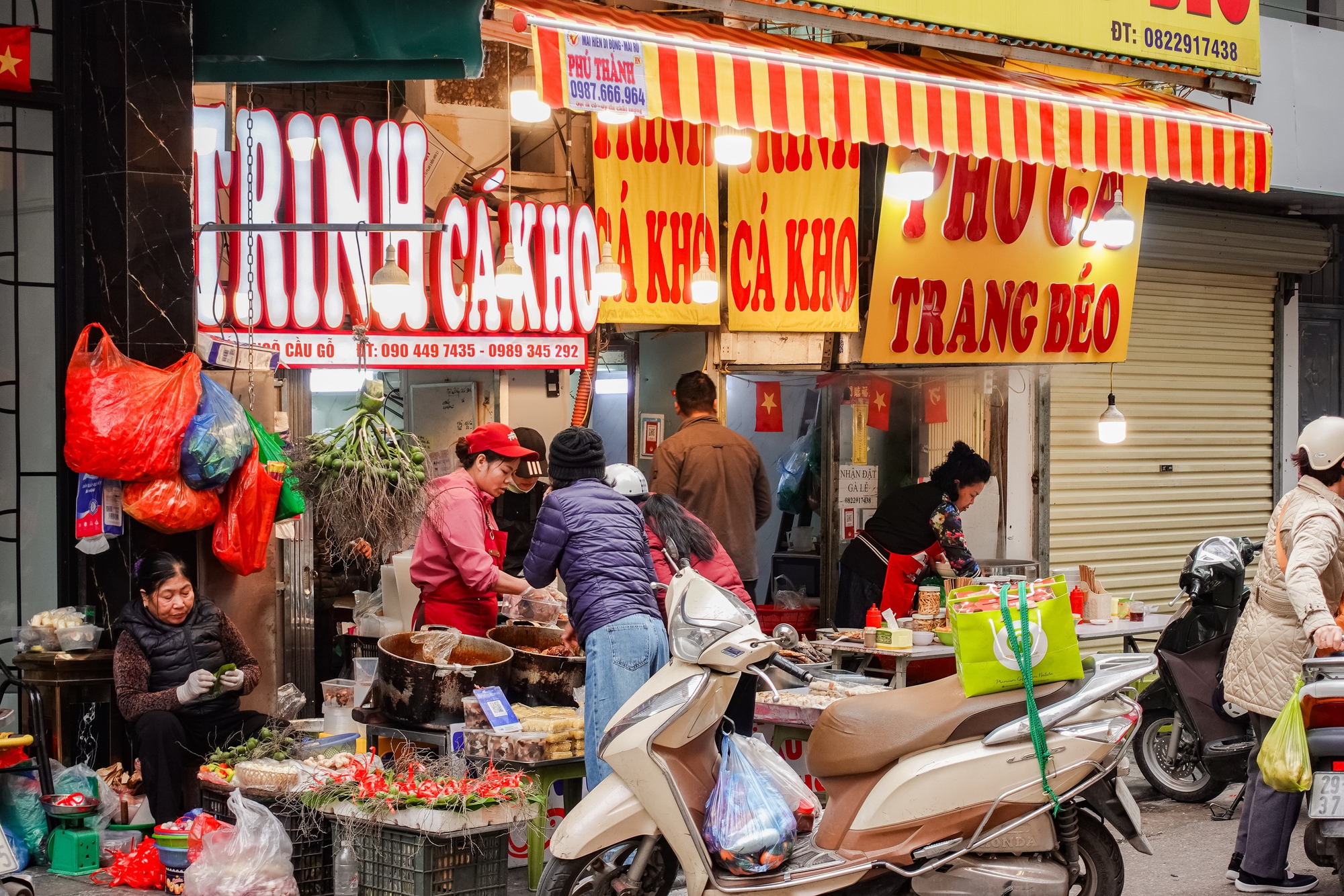 Gà luộc 1 triệu/con vẫn đổ xô mua - đây là khu chợ hot nhất Hà Nội hôm nay!- Ảnh 2.