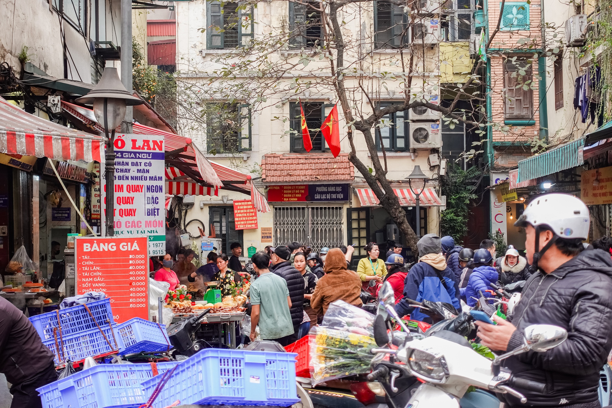 Gà luộc 1 triệu/con vẫn đổ xô mua - đây là khu chợ hot nhất Hà Nội hôm nay!- Ảnh 3.