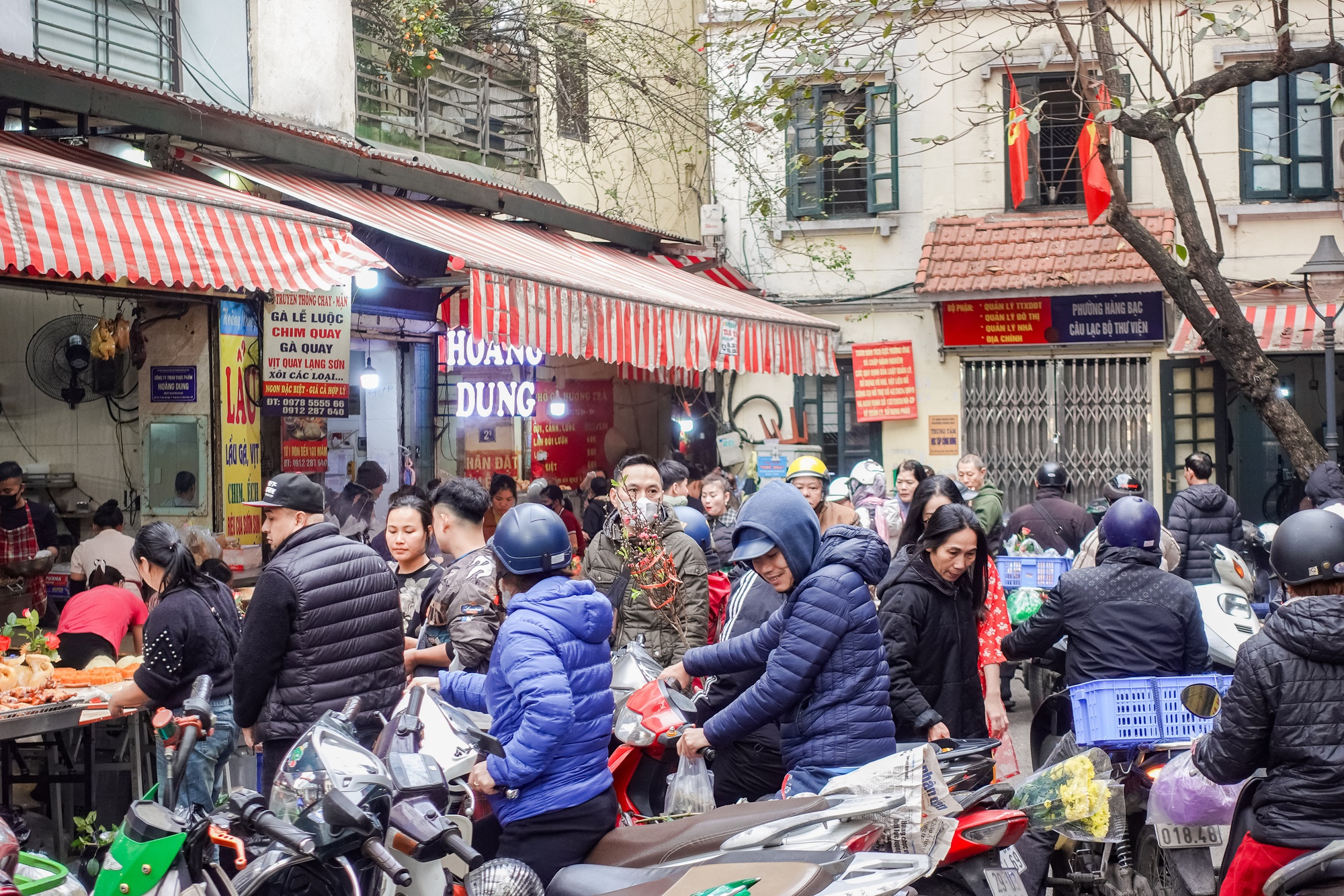 Gà luộc 1 triệu/con vẫn đổ xô mua - đây là khu chợ hot nhất Hà Nội hôm nay!- Ảnh 4.