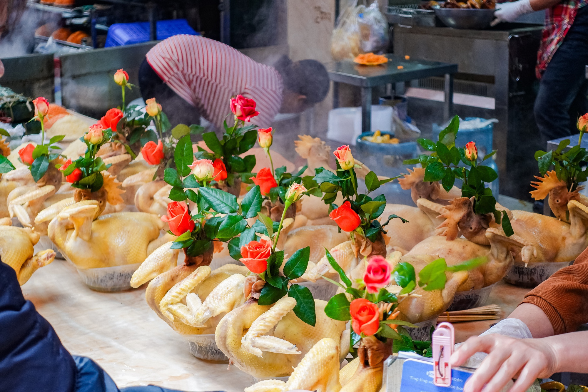 Gà luộc 1 triệu/con vẫn đổ xô mua - đây là khu chợ hot nhất Hà Nội hôm nay!- Ảnh 5.