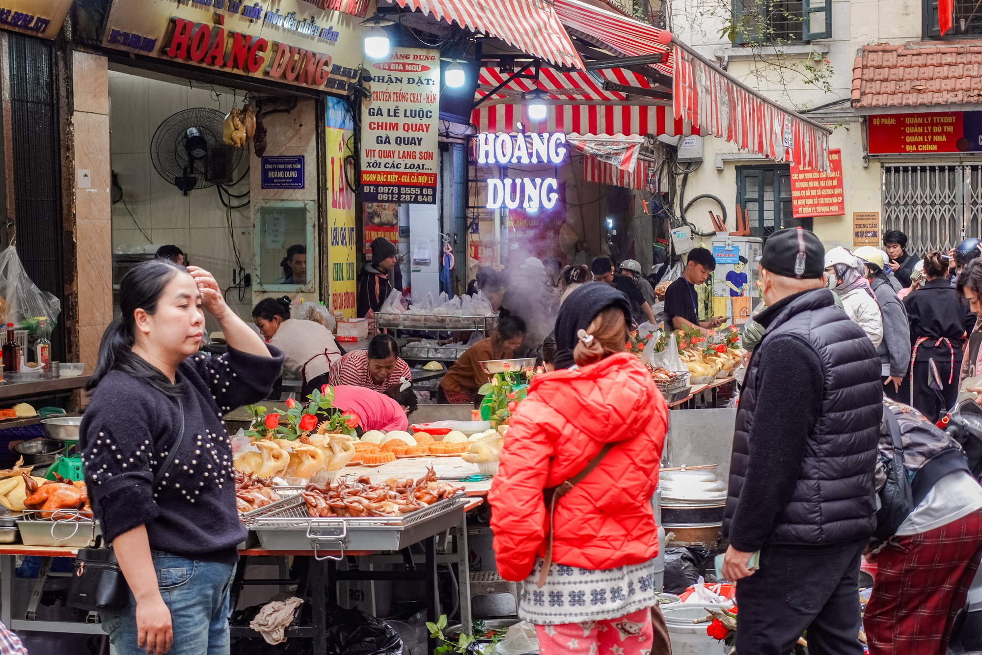 Gà luộc 1 triệu/con vẫn đổ xô mua - đây là khu chợ hot nhất Hà Nội hôm nay!- Ảnh 7.