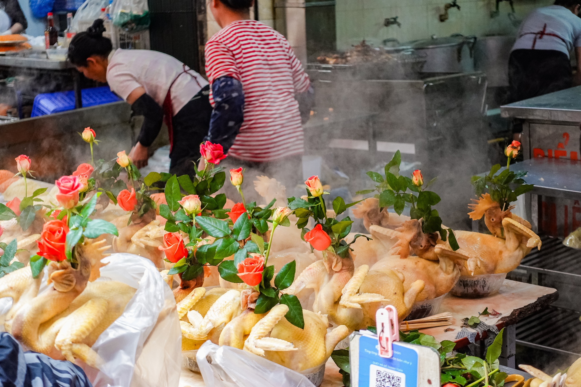 Gà luộc 1 triệu/con vẫn đổ xô mua - đây là khu chợ hot nhất Hà Nội hôm nay!- Ảnh 8.