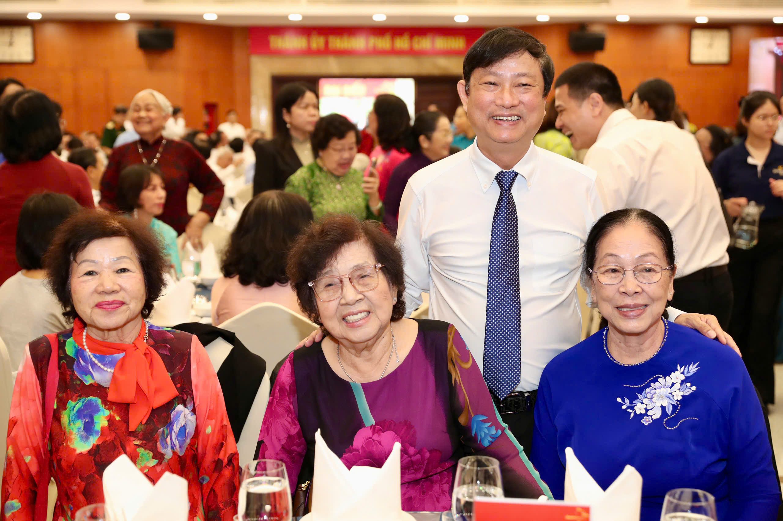 Bí thư Thành ủy TPHCM dùng AI để viết bài phát biểu chúc Tết tại buổi họp mặt mừng đảng, mừng xuân - Ảnh 7.