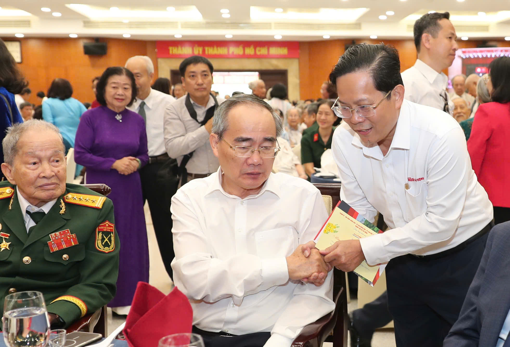 Bí thư Thành ủy TPHCM dùng AI để viết bài phát biểu chúc Tết tại buổi họp mặt mừng đảng, mừng xuân - Ảnh 8.