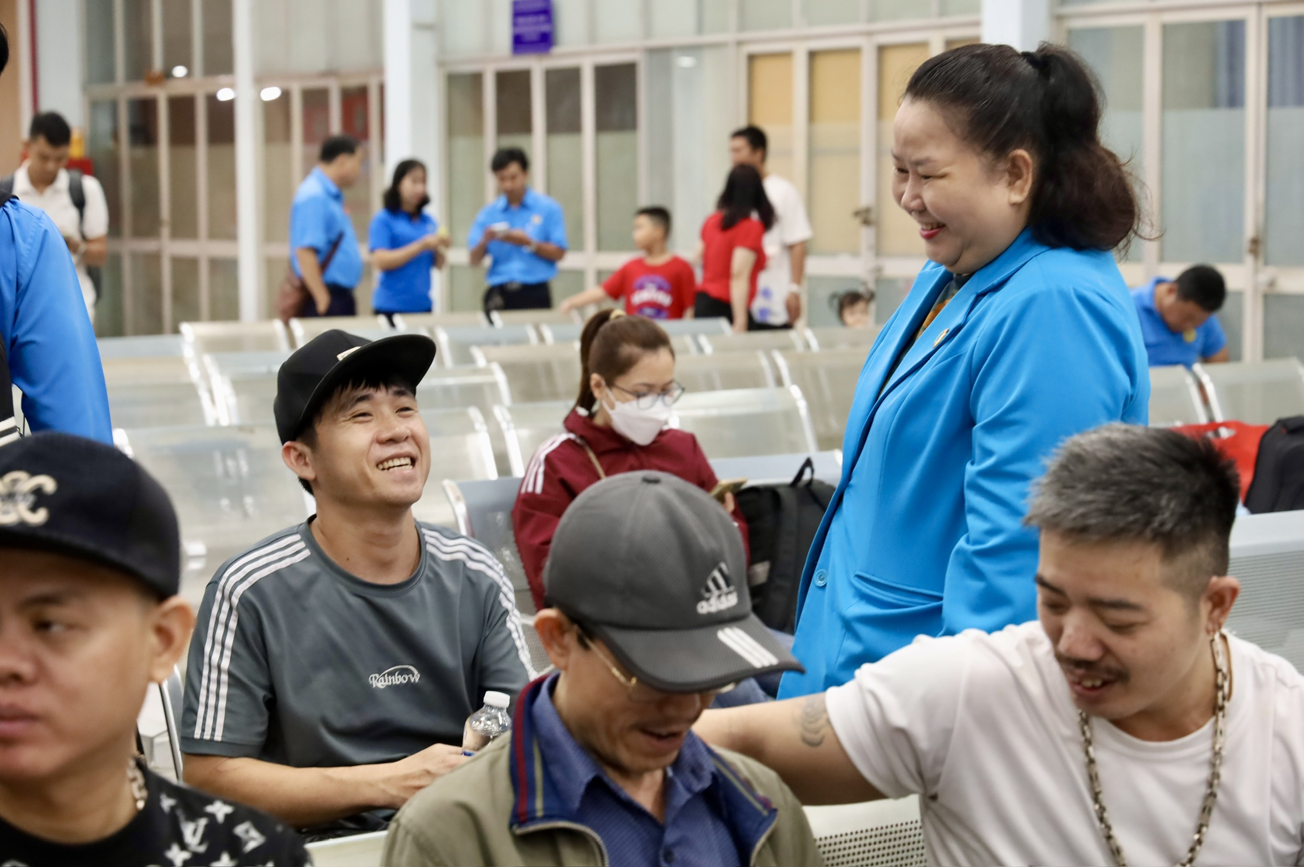 Rộn ràng chuyến tàu nghĩa tình đưa công nhân - lao động về quê đón Tết - Ảnh 5.