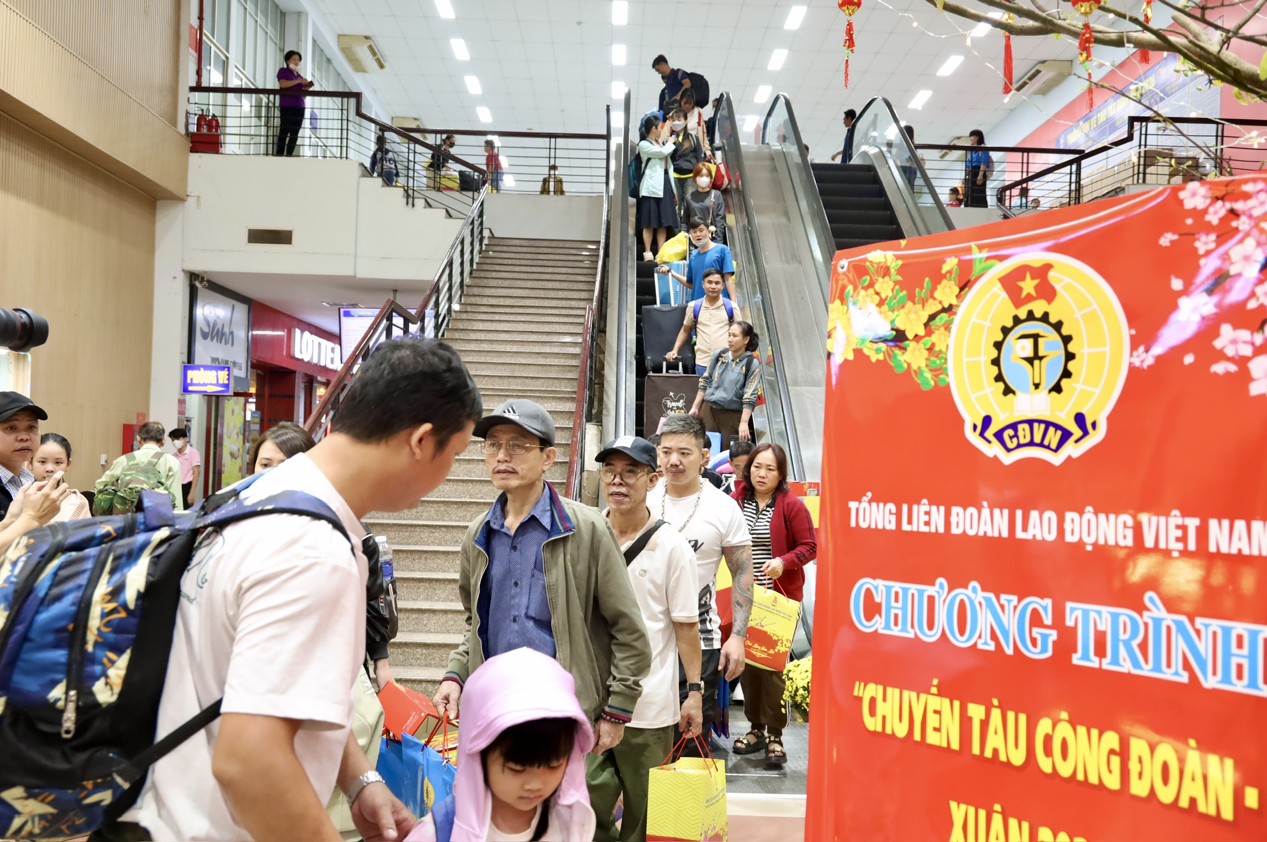 Rộn ràng chuyến tàu nghĩa tình đưa công nhân - lao động về quê đón Tết - Ảnh 8.