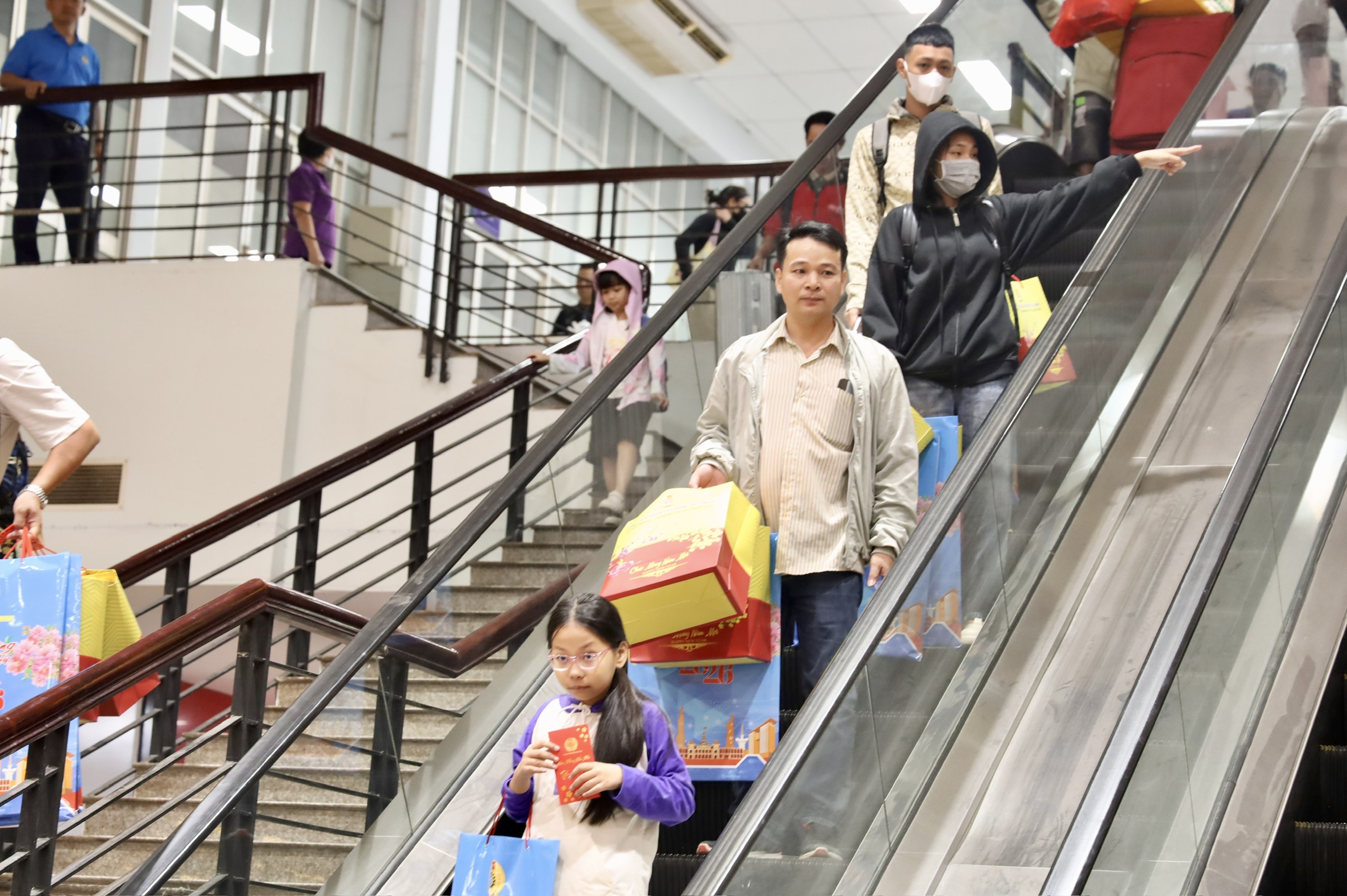 Rộn ràng chuyến tàu nghĩa tình đưa công nhân - lao động về quê đón Tết - Ảnh 9.