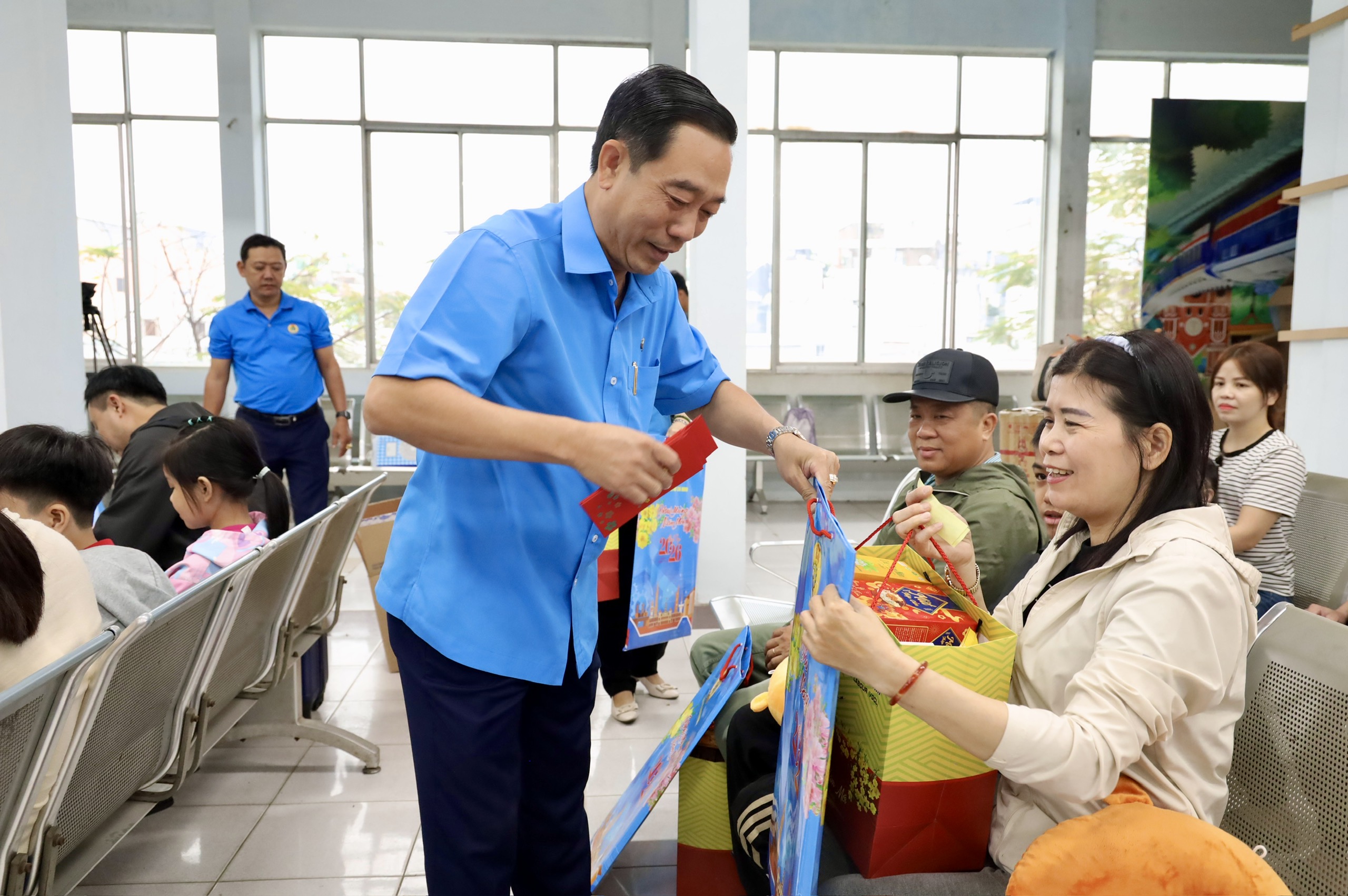 Rộn ràng chuyến tàu nghĩa tình đưa công nhân - lao động về quê đón Tết - Ảnh 13.