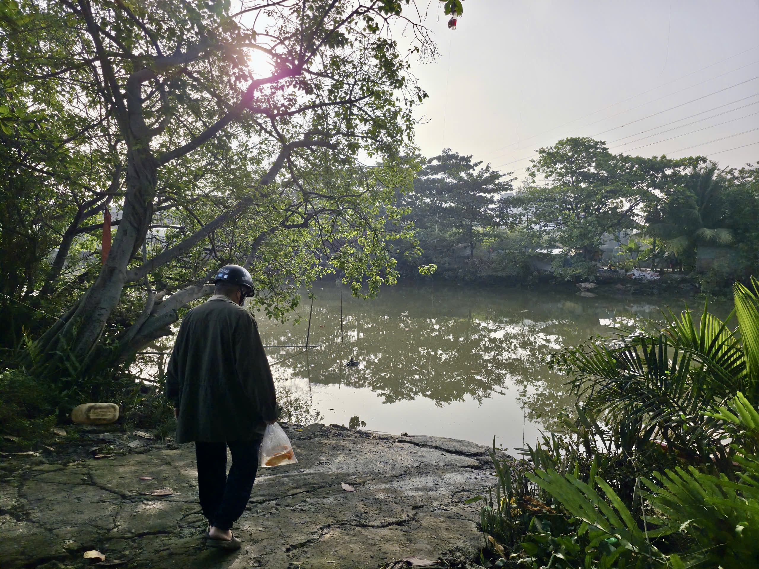 Người dân TP HCM đi thả cá chép từ sáng sớm - Ảnh 7.