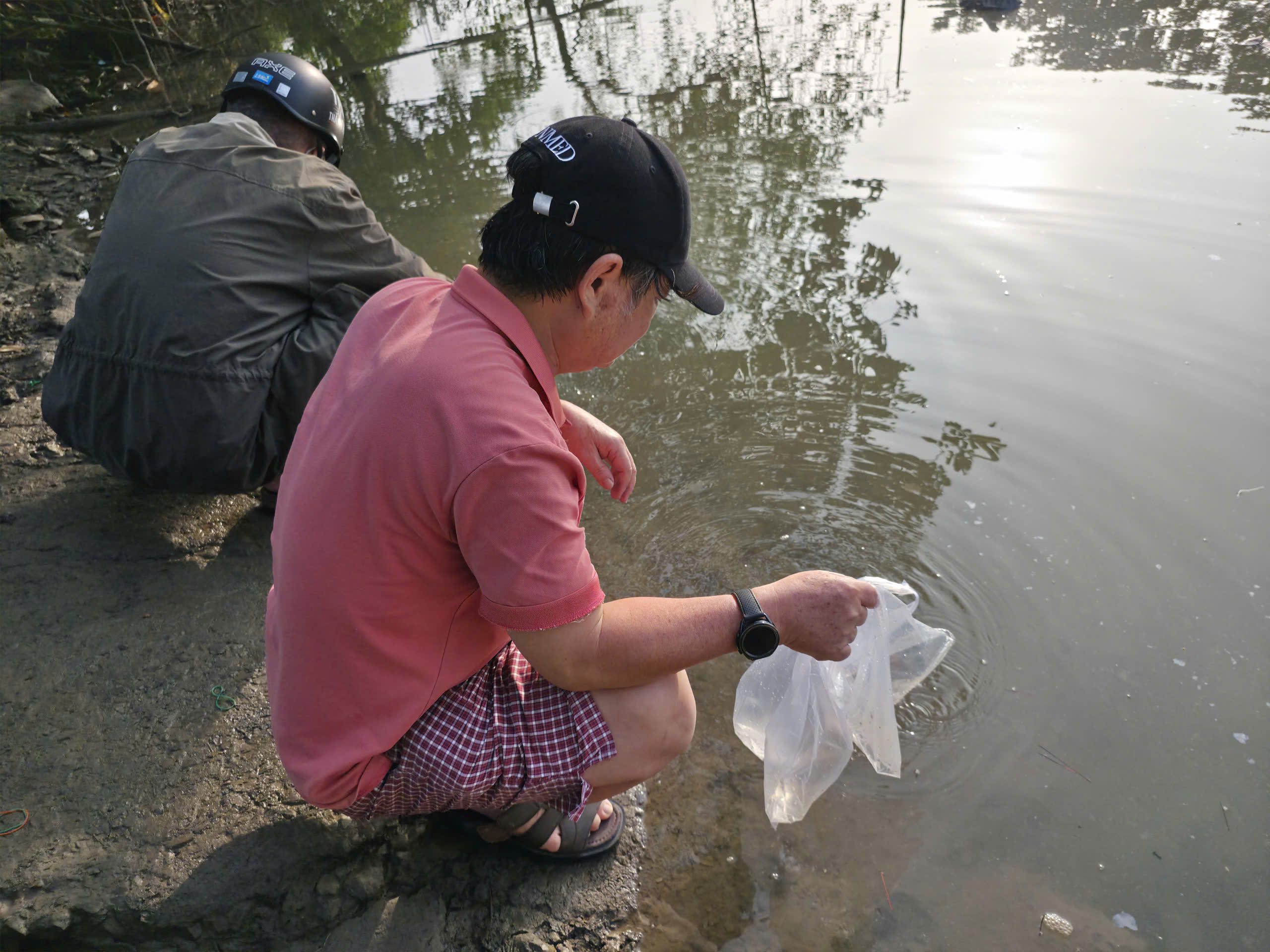 Người dân TP HCM đi thả cá chép từ sáng sớm - Ảnh 8.