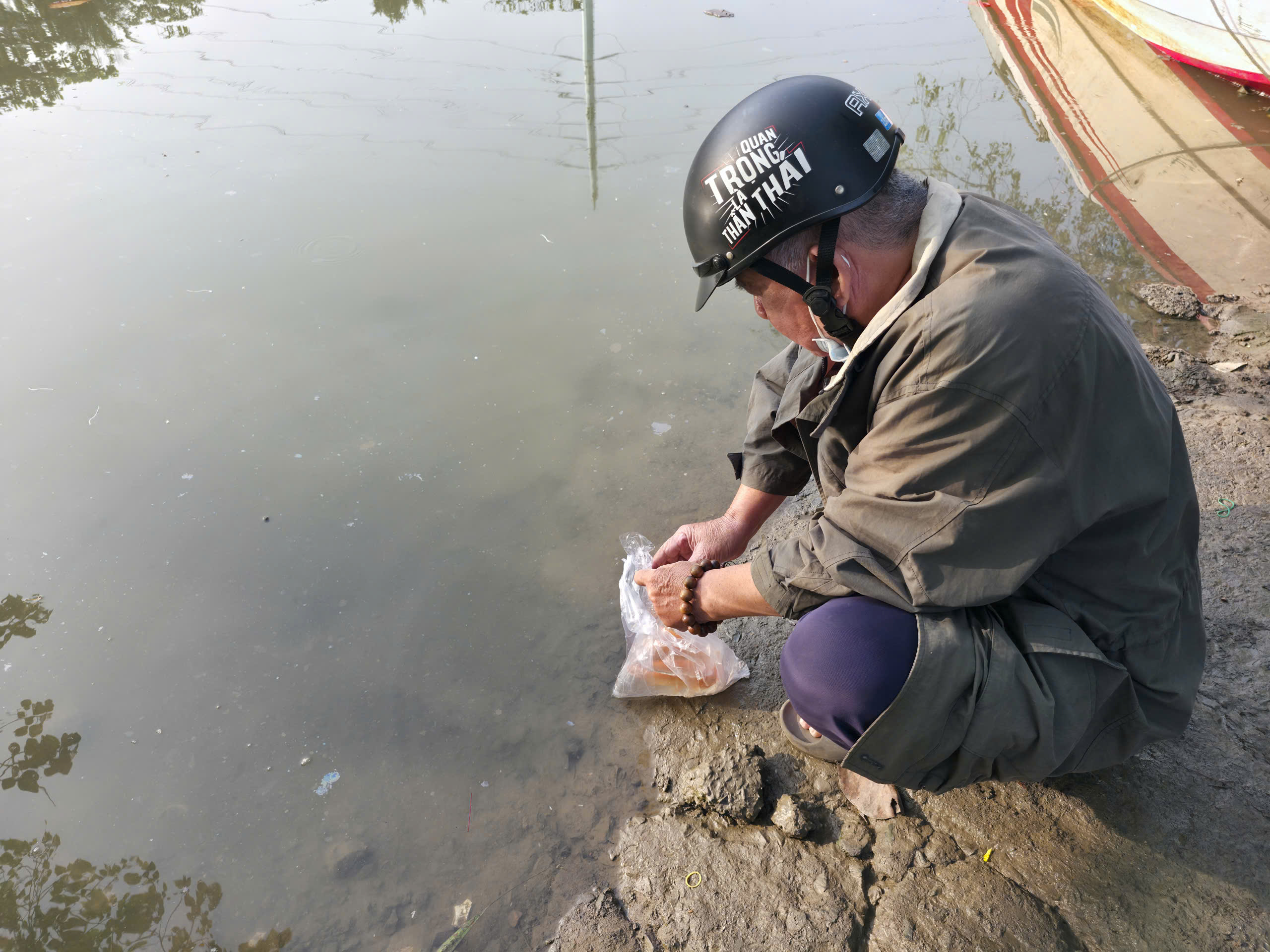 Người dân TP HCM đi thả cá chép từ sáng sớm - Ảnh 9.