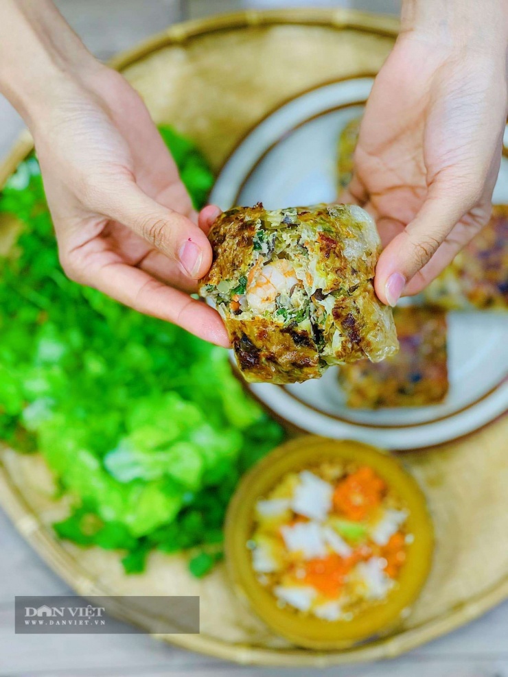 Lấy kéo cắt hình chữ thập ở giữa mở ra nem vẫn còn nóng hổi.