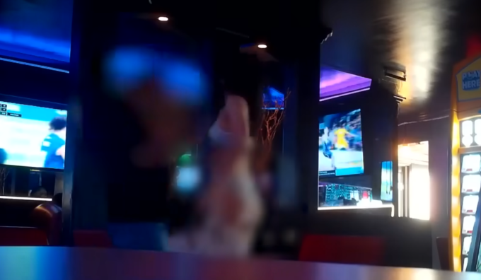 Tiếp viên nữ mặc hở hang phục vụ bên trong quán DD Cafe. Ảnh: FOX 11