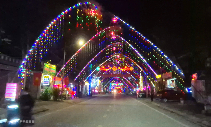Khu phố trung tâm xã Cẩm Thuỷ rực rỡ về đêm với hàng cây nêu dựng san sát nhau. Ảnh: Lê Hoàng