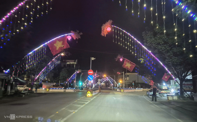 Tại một ngã tư lớn giao với đường 217, cây nêu gắn đèn lồng và dàn nháy vươn ra lòng đường khiến người dân gặp khó khăn khi quan sát đèn tín hiệu giao thông. Ảnh: Lê Hoàng