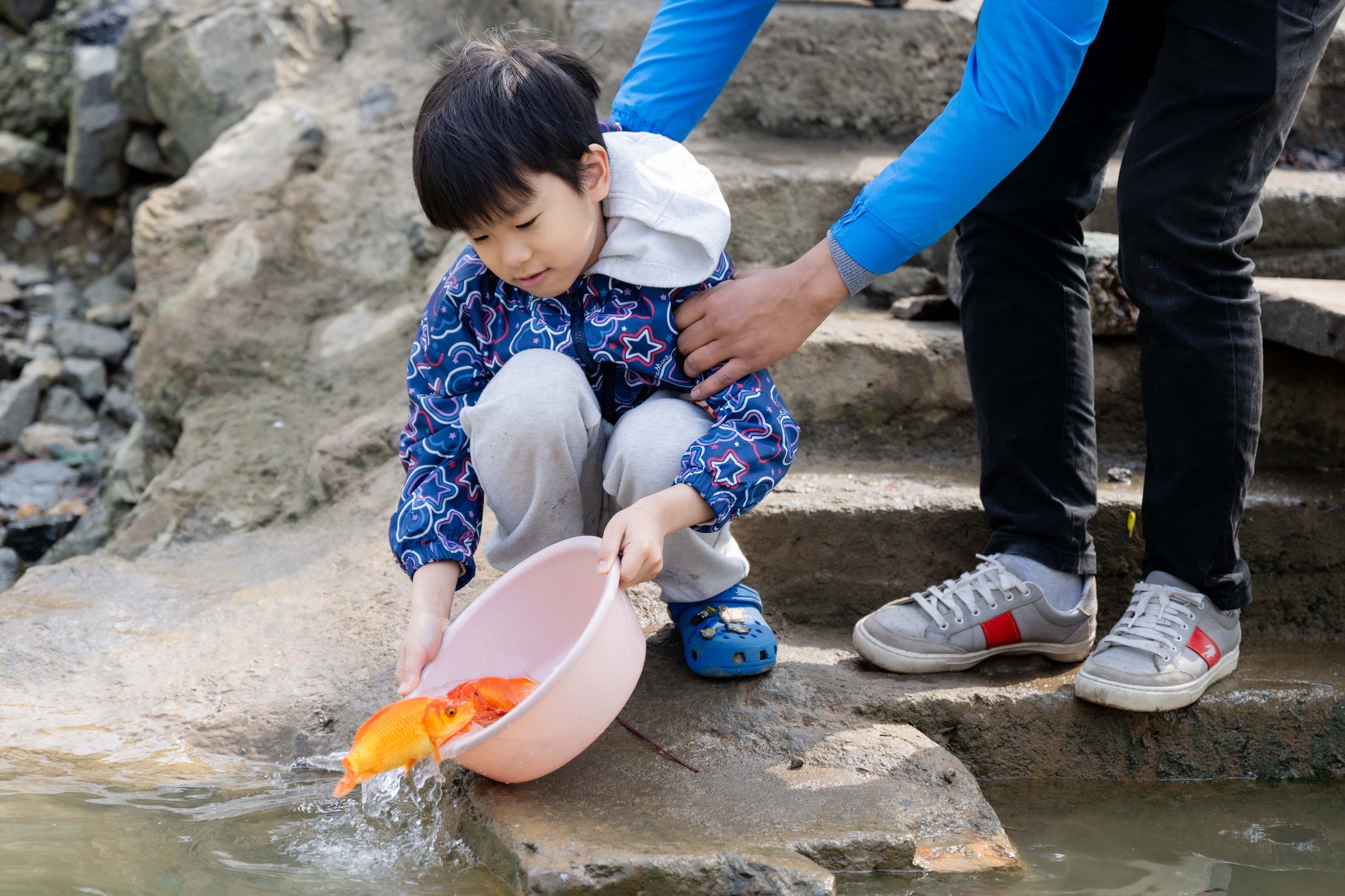 Mía chằng kín xe máy, cá chép đỏ rực bến sông: TP.HCM - Hà Nội rộn ràng tiễn ông Công ông Táo ngày 23 tháng Chạp- Ảnh 7.