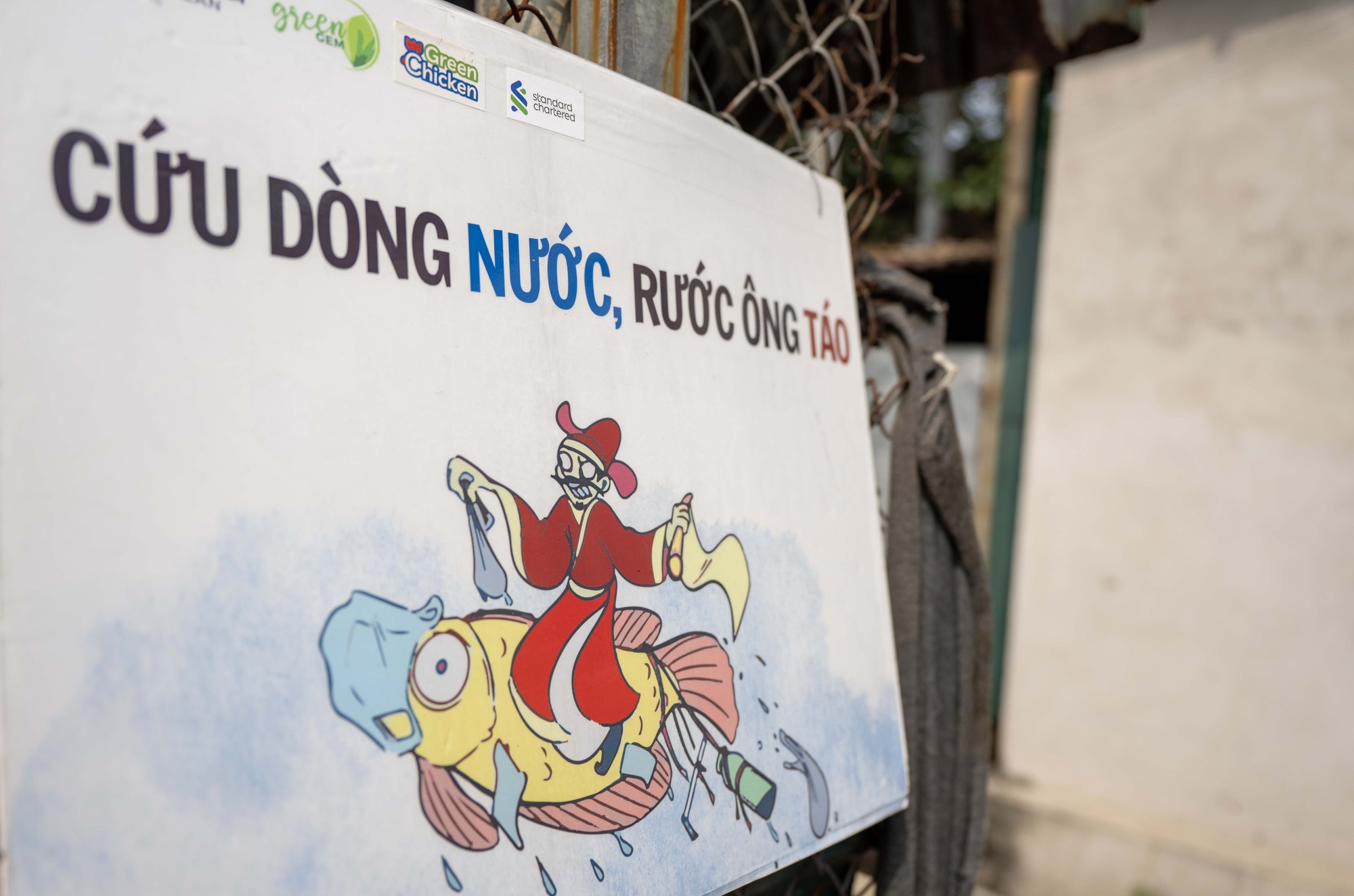 Mía chằng kín xe máy, cá chép đỏ rực bến sông: TP.HCM - Hà Nội rộn ràng tiễn ông Công ông Táo ngày 23 tháng Chạp- Ảnh 13.