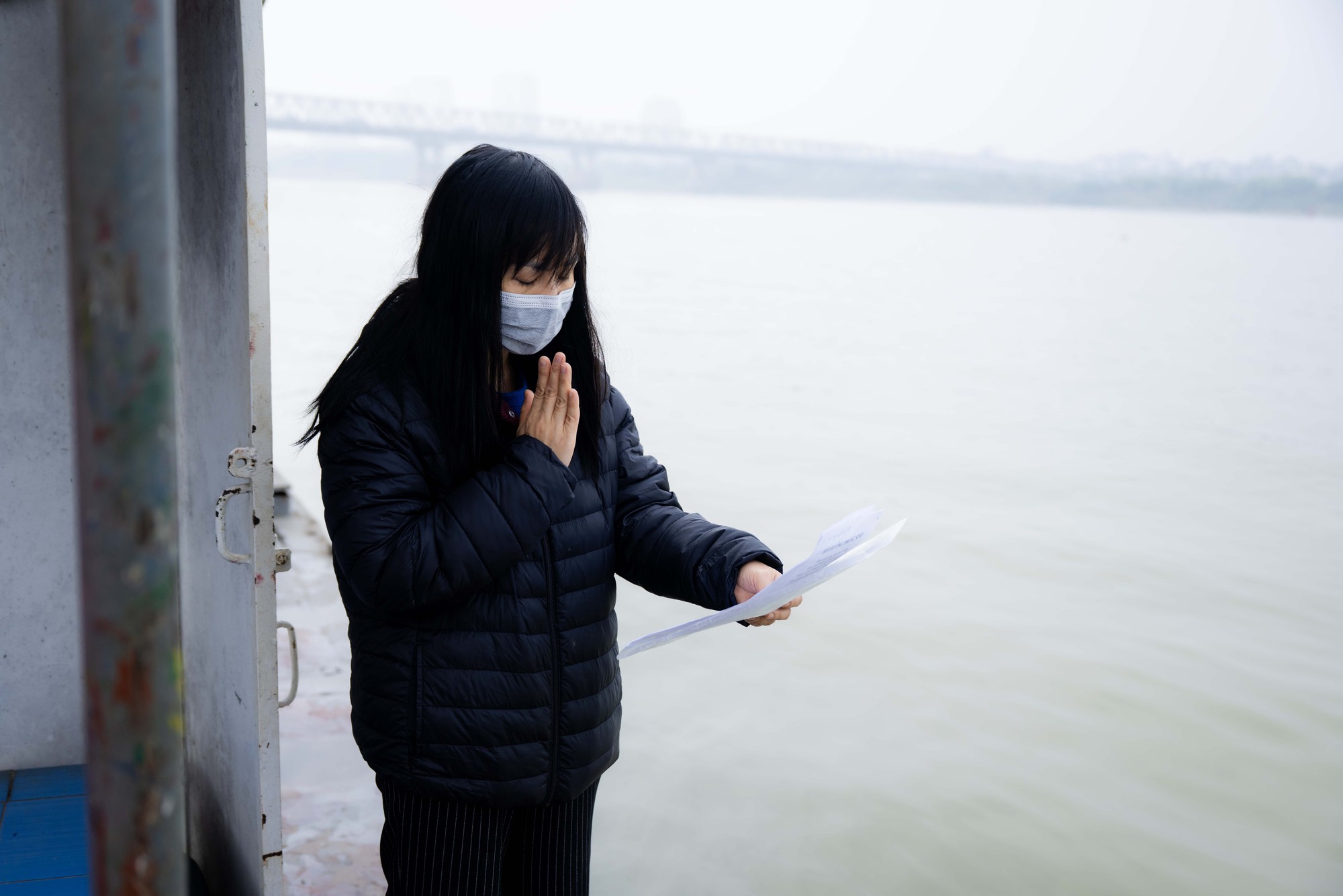 Mía chằng kín xe máy, cá chép đỏ rực bến sông: TP.HCM - Hà Nội rộn ràng tiễn ông Công ông Táo ngày 23 tháng Chạp- Ảnh 15.