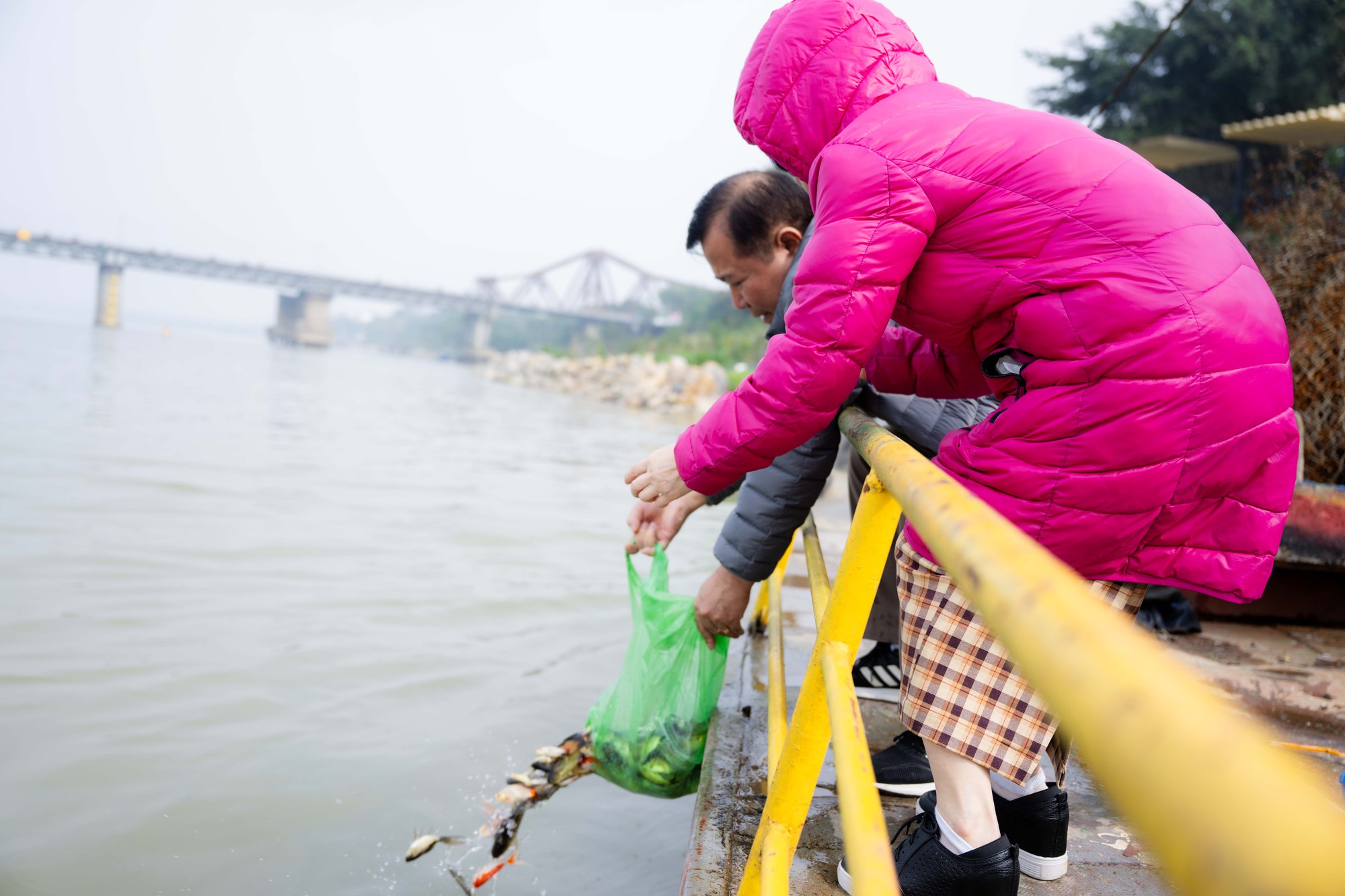 Mía chằng kín xe máy, cá chép đỏ rực bến sông: TP.HCM - Hà Nội rộn ràng tiễn ông Công ông Táo ngày 23 tháng Chạp- Ảnh 18.