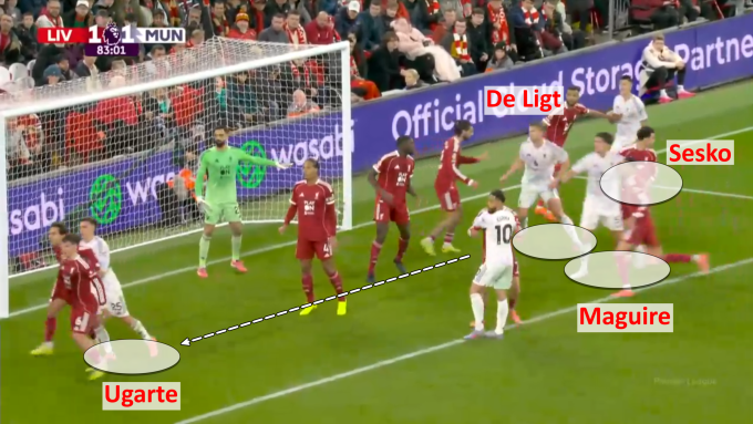 Ugarte chạy chỗ, gây rối loạn khối phòng thủ của Liverpool.