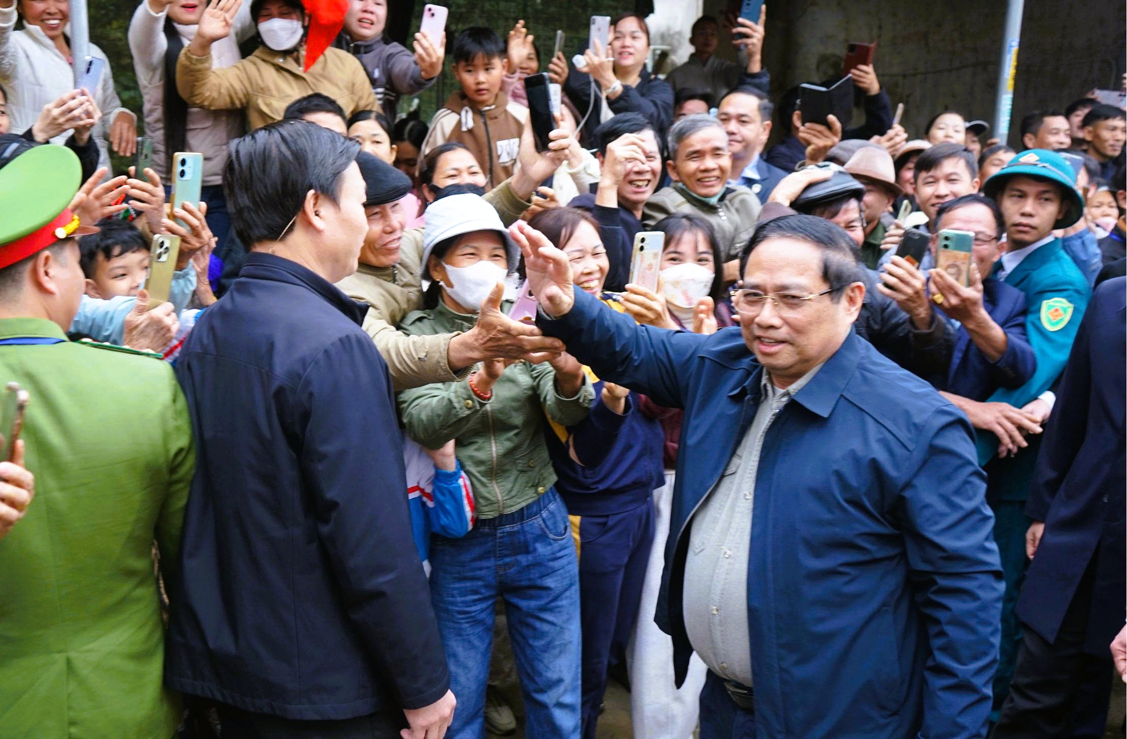 Thủ tướng dự lễ khởi công trường liên cấp, tặng quà công nhân ở Thanh Hóa - Ảnh 2.