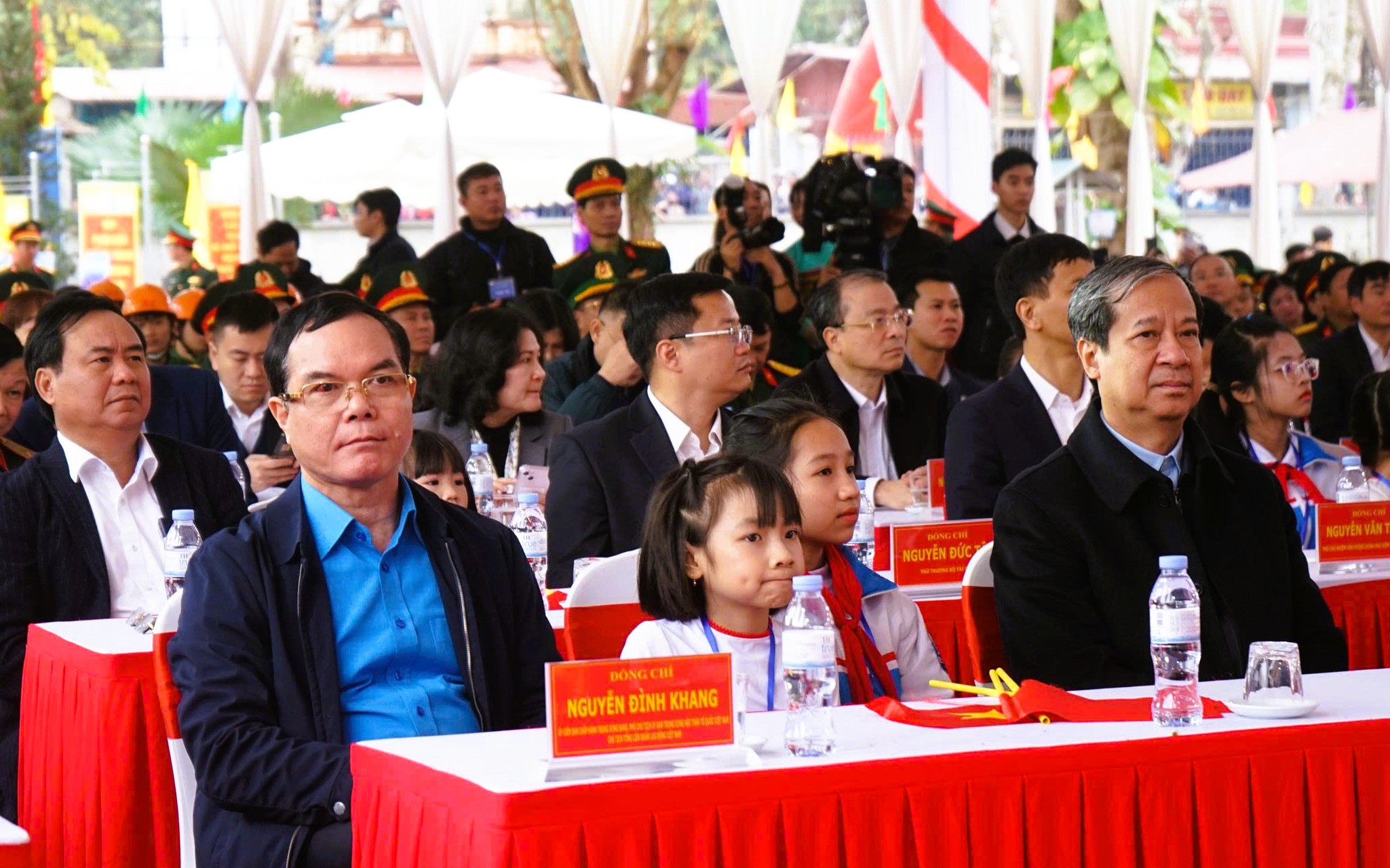 Thủ tướng dự lễ khởi công trường liên cấp, tặng quà công nhân ở Thanh Hóa - Ảnh 5.