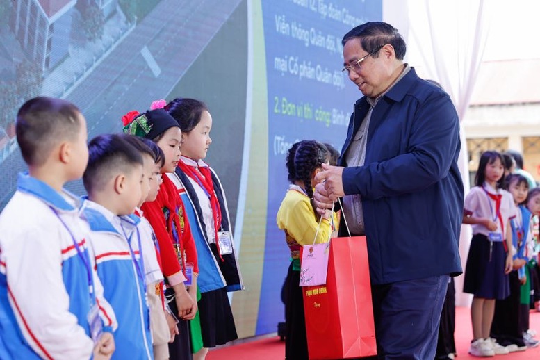 Thủ tướng dự lễ khởi công trường liên cấp, tặng quà công nhân ở Thanh Hóa - Ảnh 7.