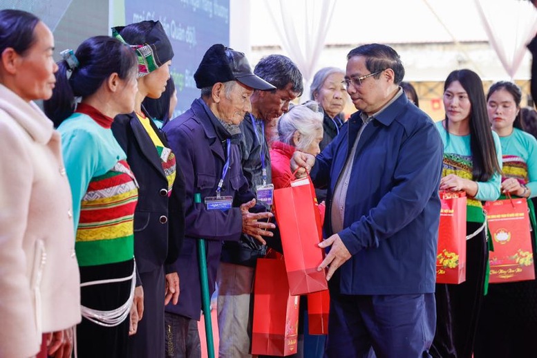 Thủ tướng dự lễ khởi công trường liên cấp, tặng quà công nhân ở Thanh Hóa - Ảnh 8.