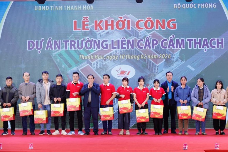Thủ tướng dự lễ khởi công trường liên cấp, tặng quà công nhân ở Thanh Hóa - Ảnh 9.